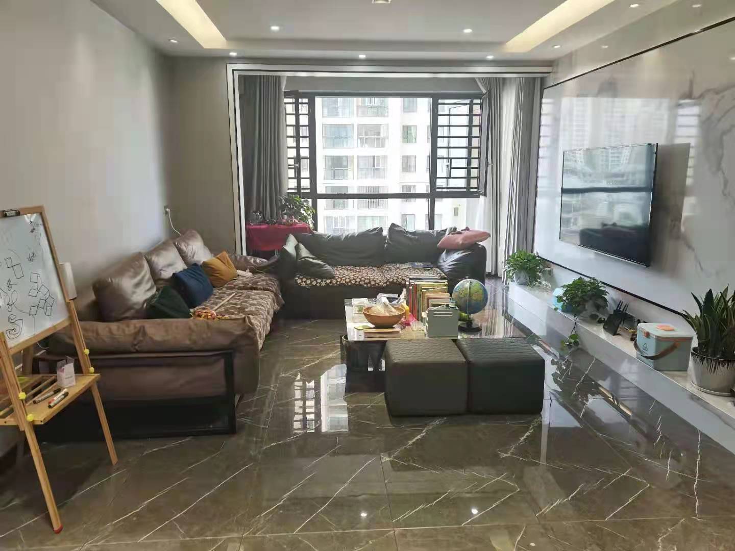 美的林城时代  4室2厅2卫   200.00万客厅