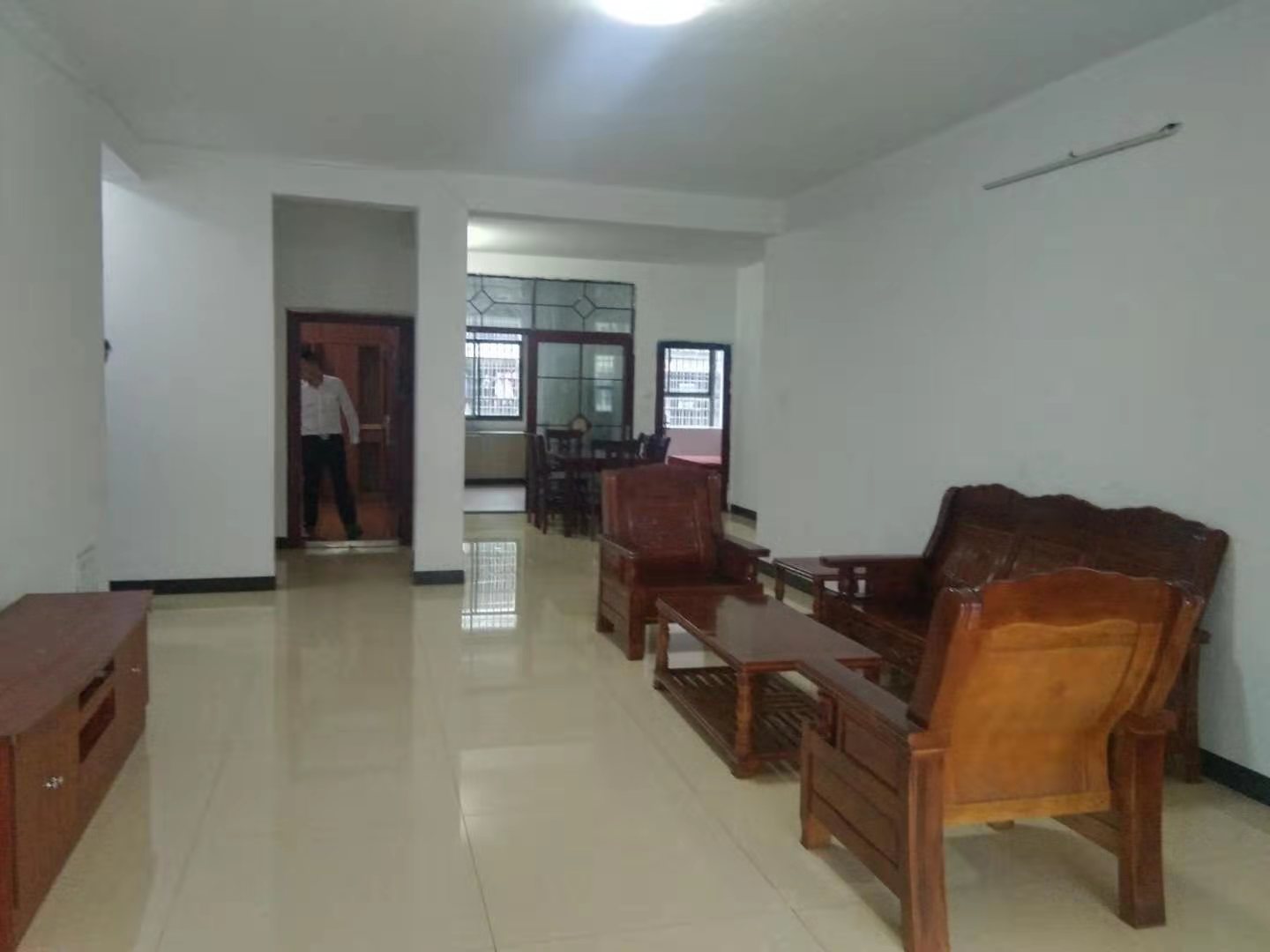 龙凤花园 4室2厅2卫 2000.0元/月 龙凤花园 4室2厅2卫 2000.0元/月室内图