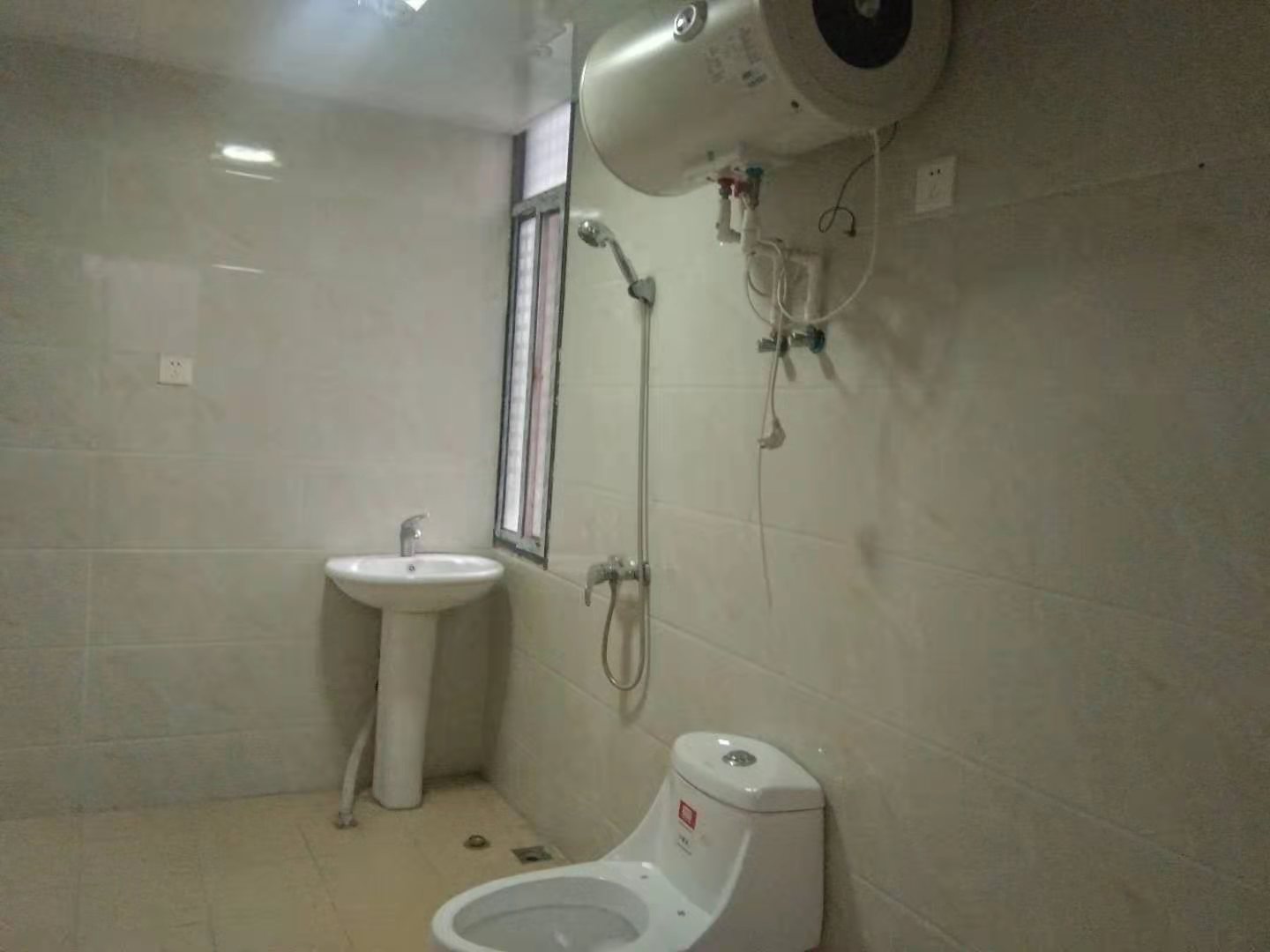 龙凤花园 4室2厅2卫 2000.0元/月 龙凤花园 4室2厅2卫 2000.0元/月室内图