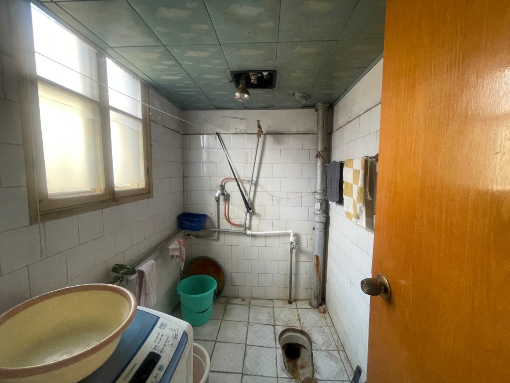 五义苑(人文师范学院家属楼内)  3室1厅1卫    58.8万 五义苑(人文师范学院家属楼内)  3室1厅1卫    58.8万卫生间