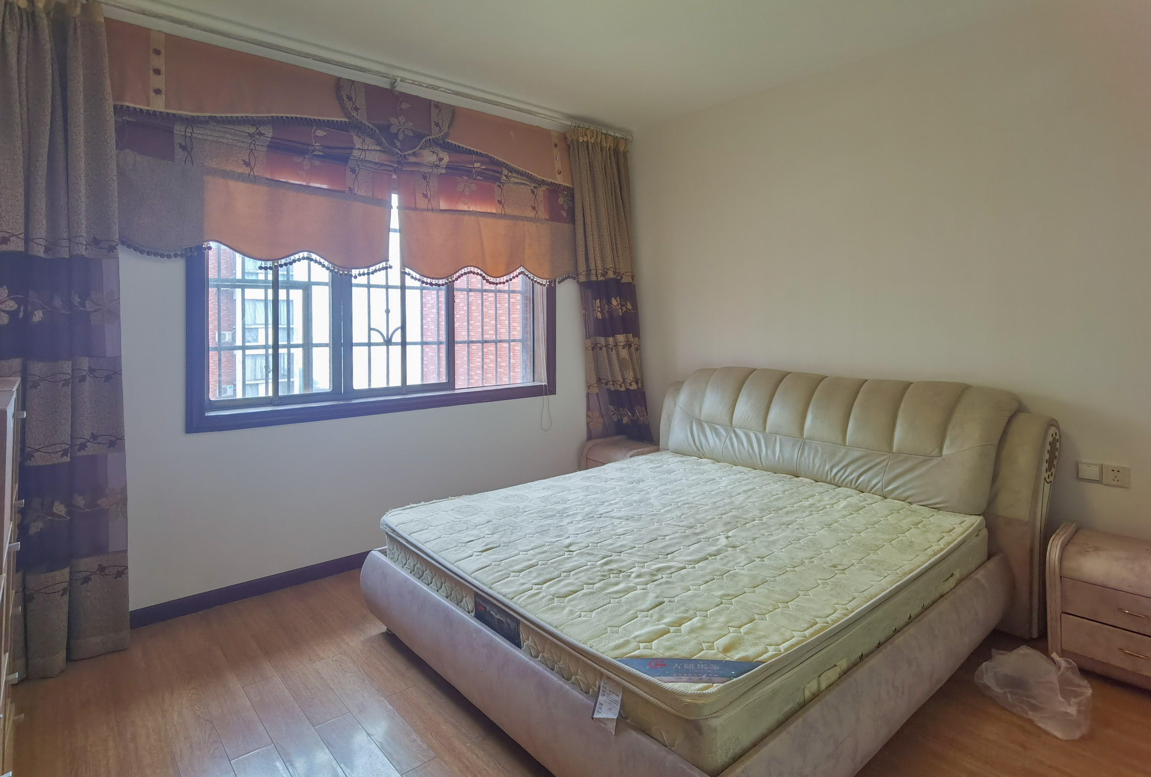 西海龙苑 3室2厅1卫 63.8万 西海龙苑 3室2厅1卫 63.8万客厅