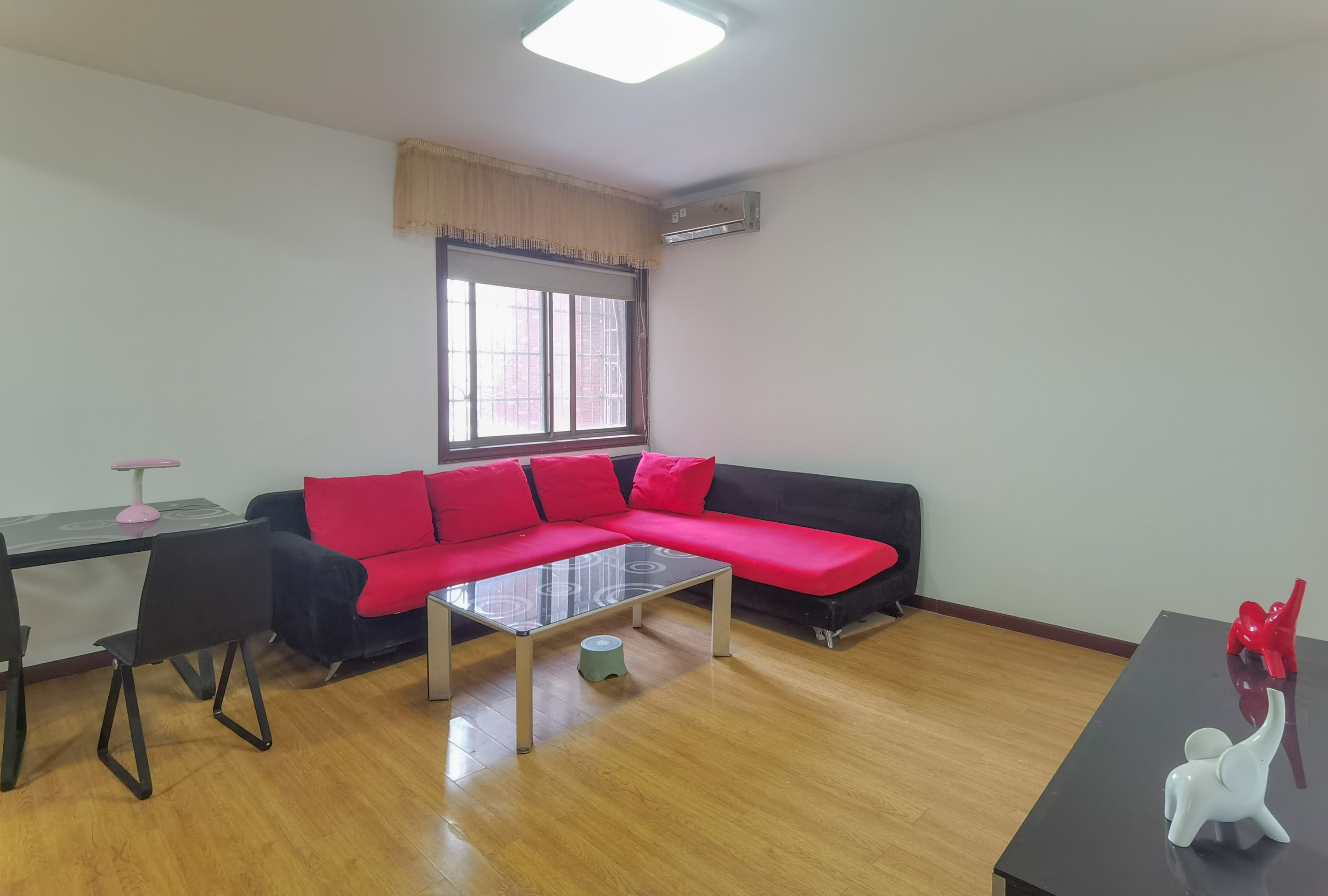 西海龙苑 3室2厅1卫 63.8万 西海龙苑 3室2厅1卫 63.8万客厅