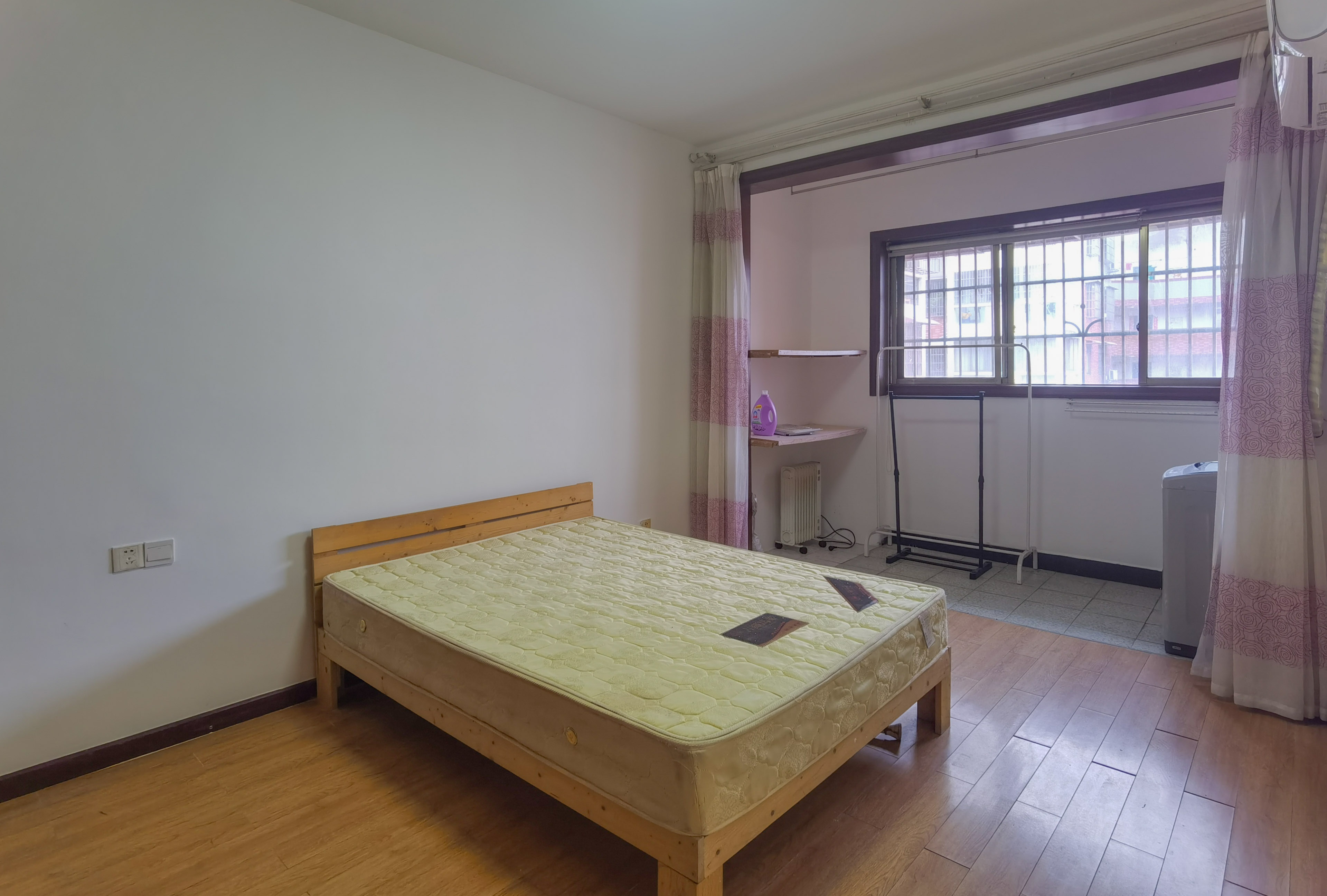 西海龙苑 3室2厅1卫 63.8万 西海龙苑 3室2厅1卫 63.8万客厅