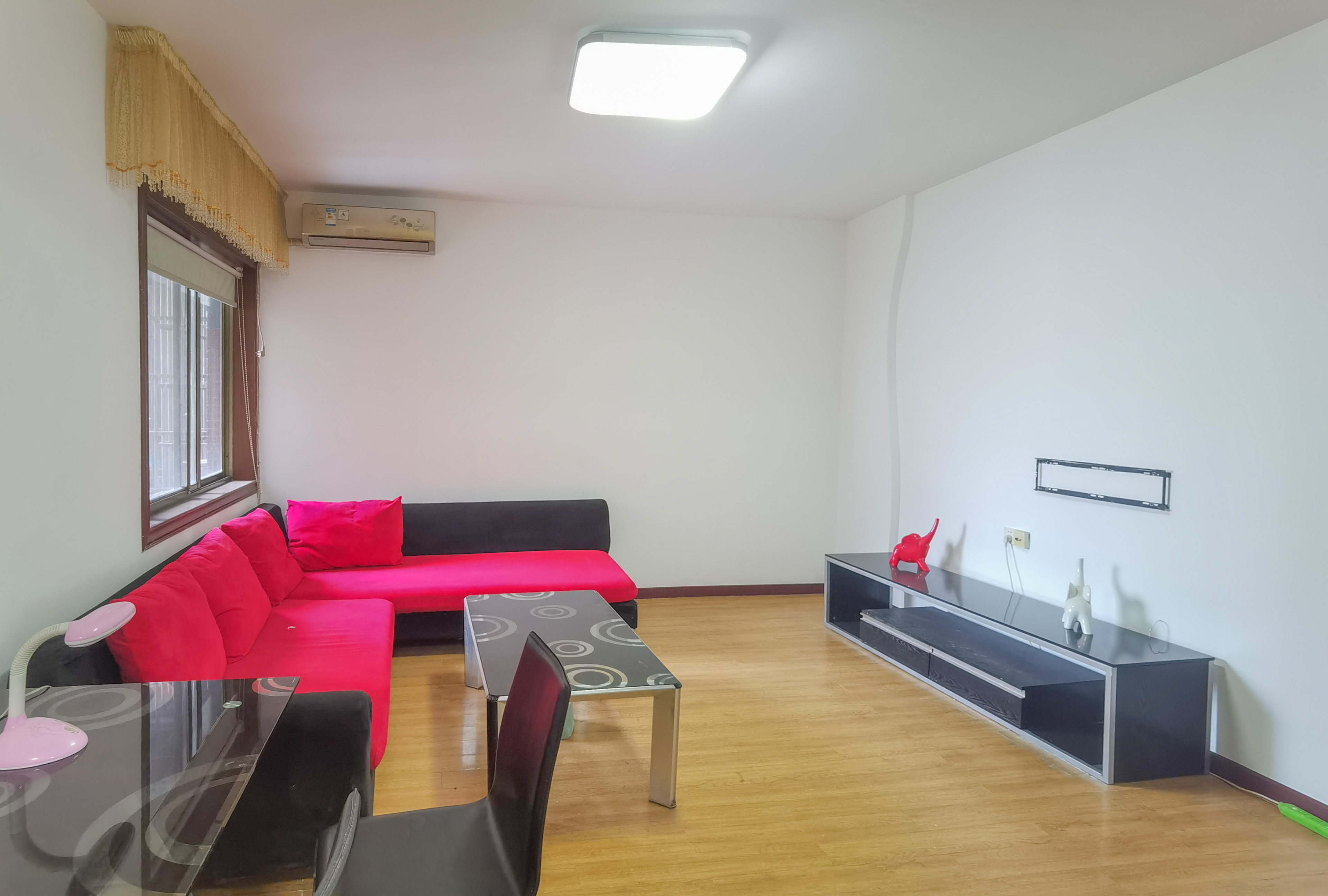 西海龙苑 3室2厅1卫 63.8万 西海龙苑 3室2厅1卫 63.8万客厅