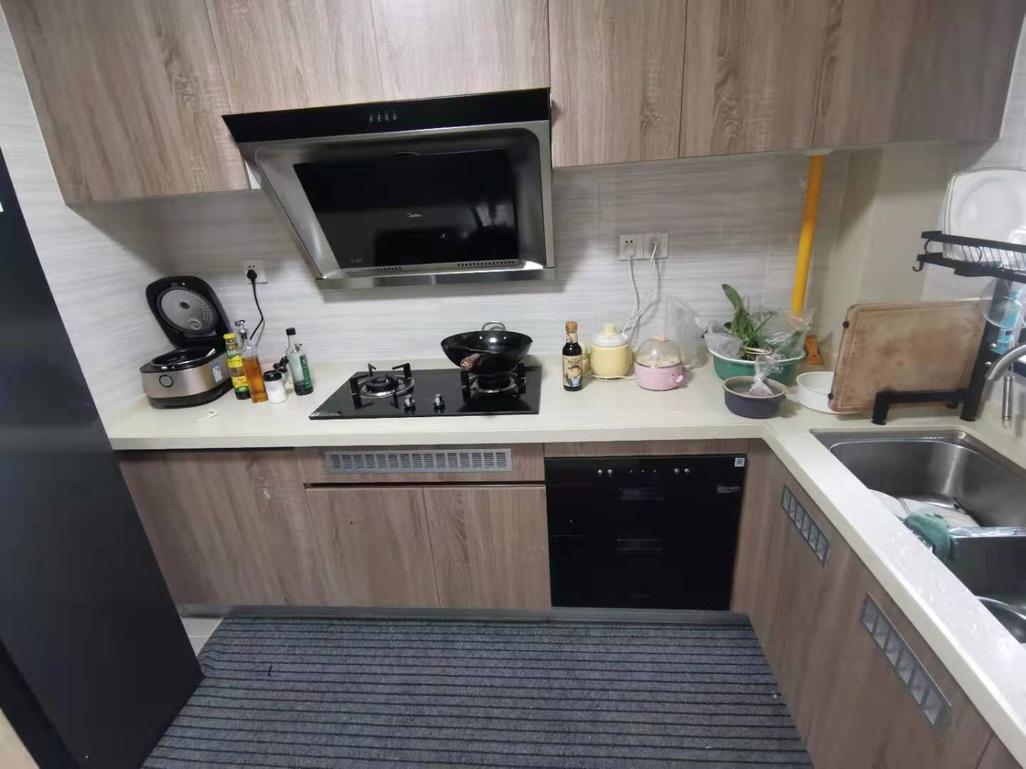 蓝溪谷  4室2厅2卫    85.0万客厅