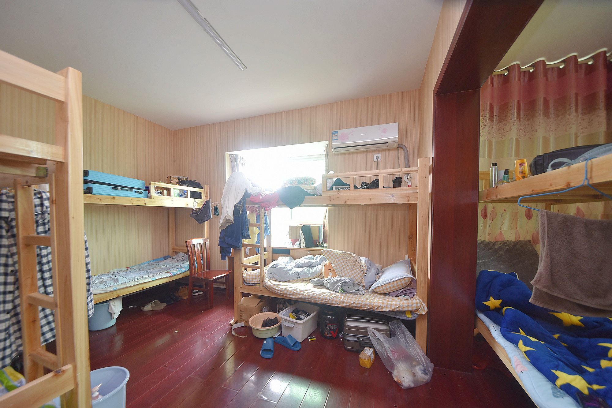 兴威名座  4室2厅2卫   150.00万卧室