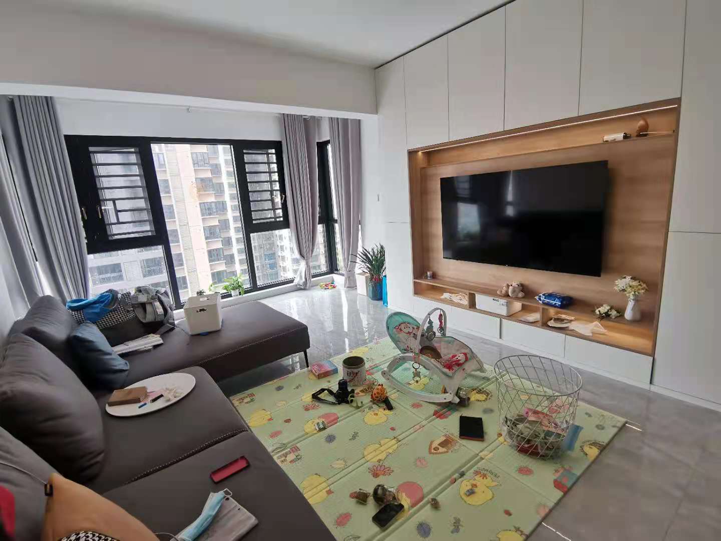 蓝溪谷  4室2厅2卫    85.0万客厅