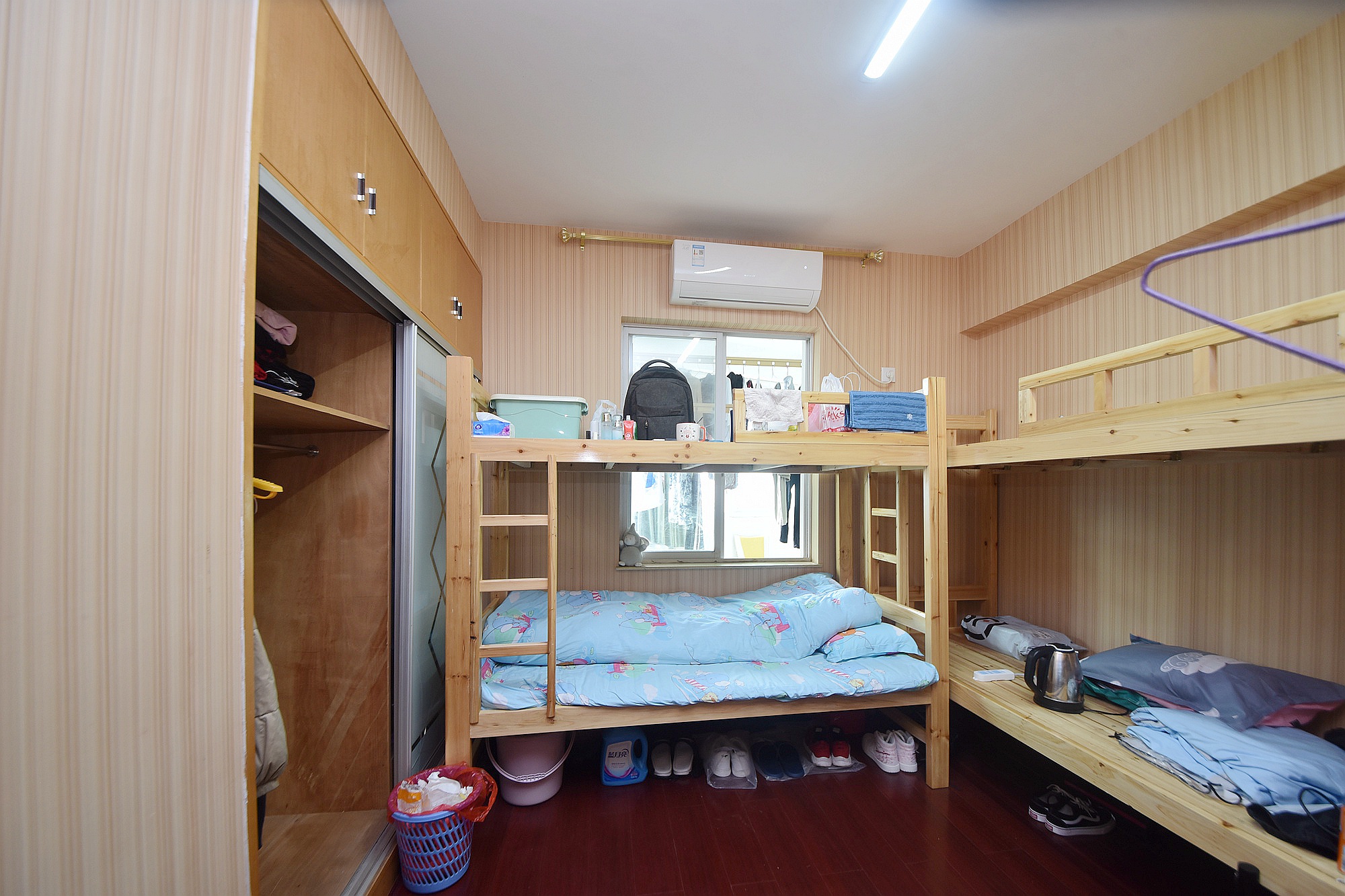 兴威名座  4室2厅2卫   150.00万卧室