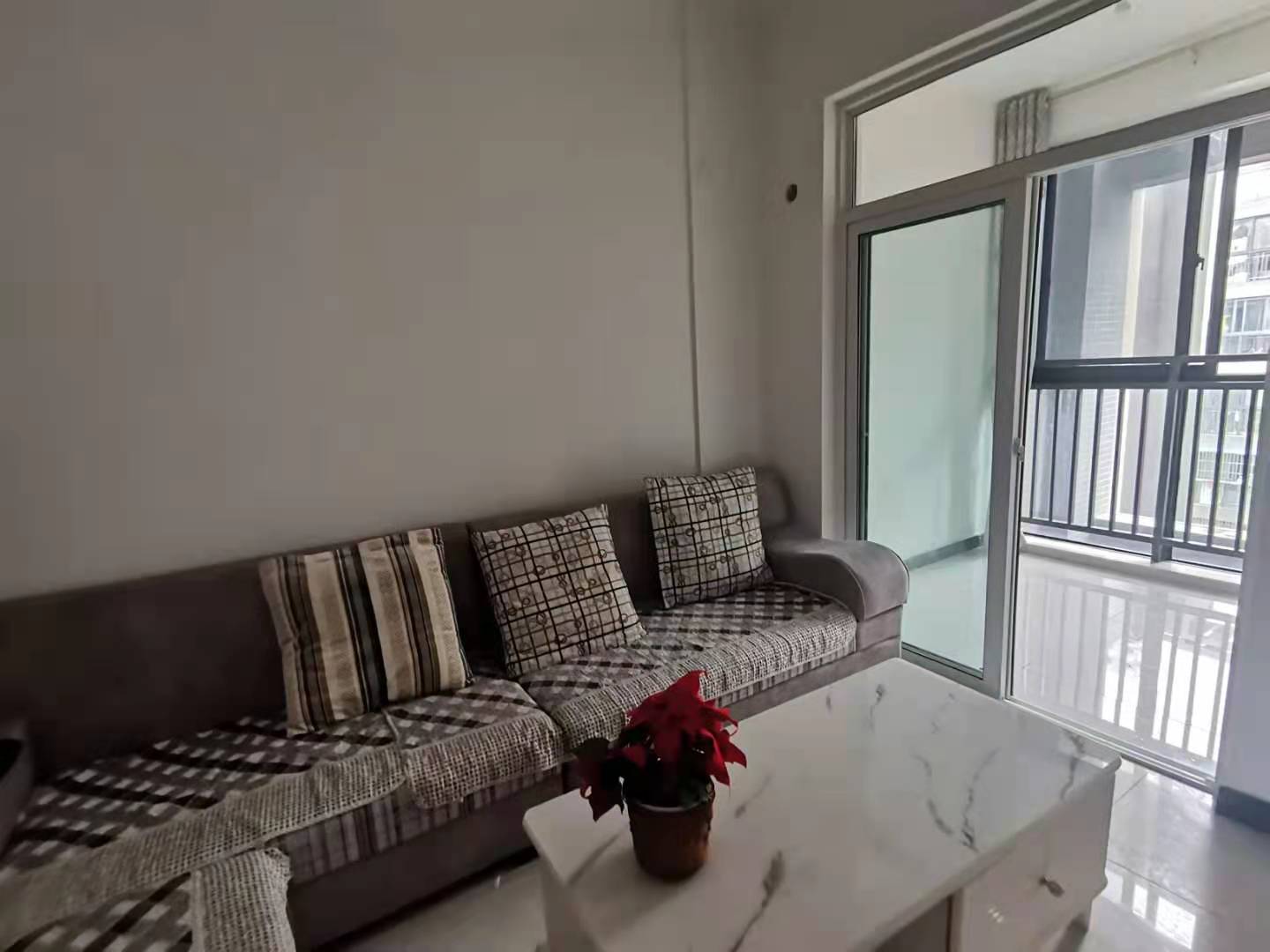 南湖春天  1室1厅1卫    1600.0元/月 南湖春天  1室1厅1卫    1600.0元/月室内图