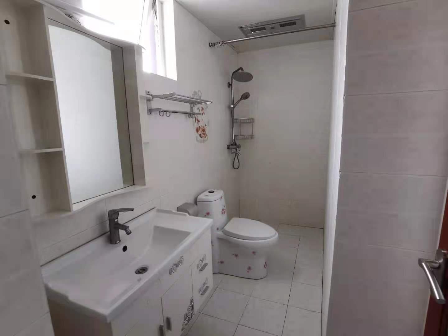 二江花园 3室2厅1卫 2000.0元/月 二江花园 3室2厅1卫 2000.0元/月室内图