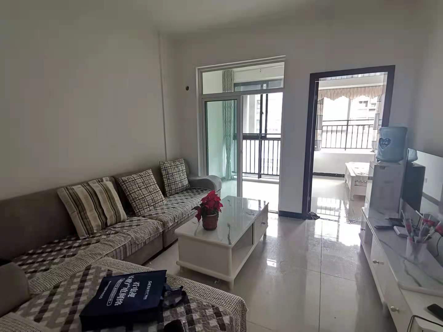 南湖春天  1室1厅1卫    1600.0元/月 南湖春天  1室1厅1卫    1600.0元/月室内图