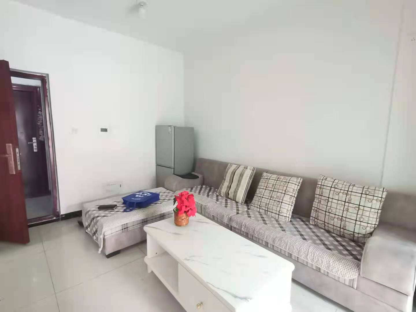 南湖春天  1室1厅1卫    1600.0元/月 南湖春天  1室1厅1卫    1600.0元/月室内图