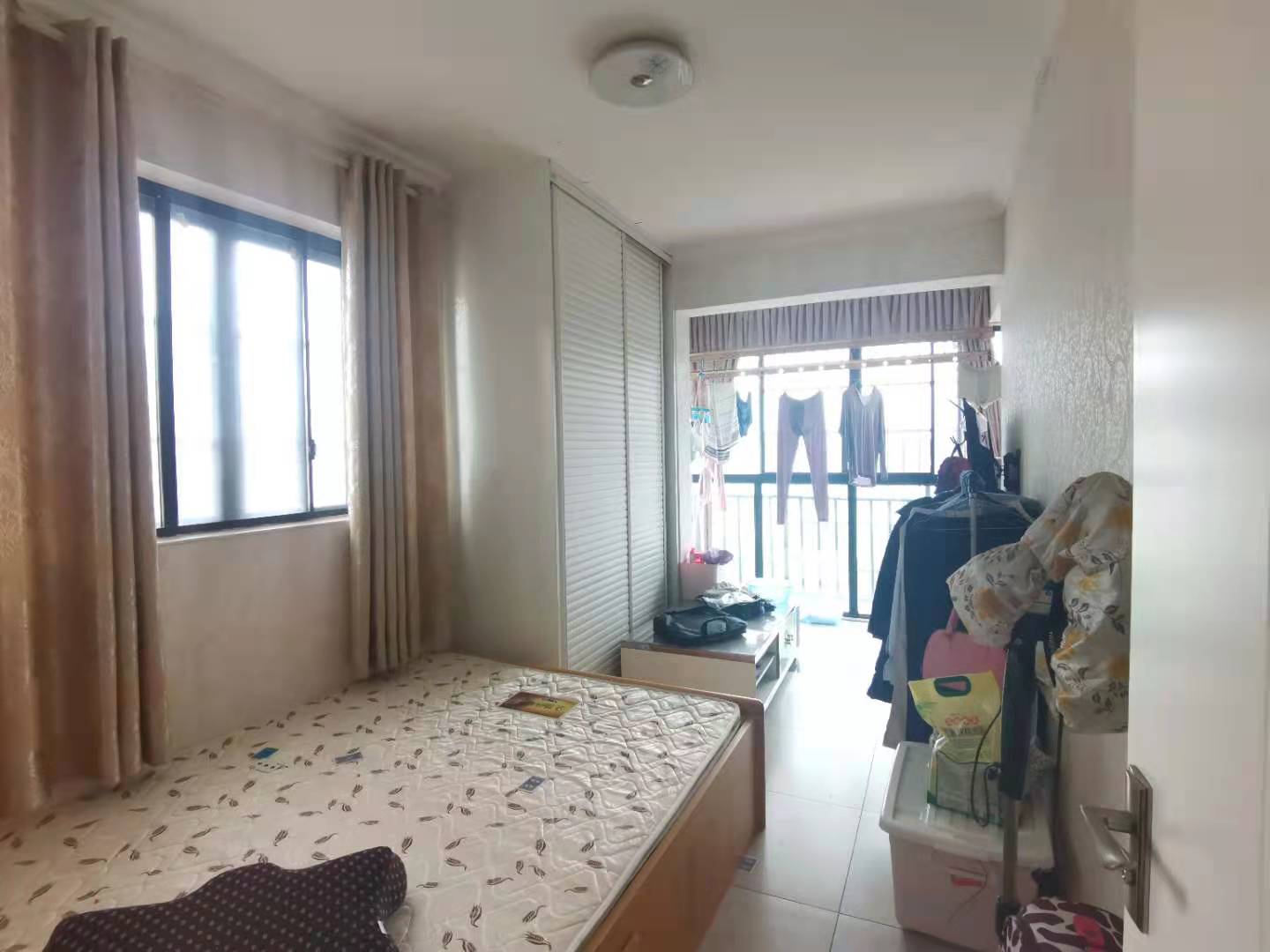 印象华都 3室2厅2卫 75.0万 印象华都 3室2厅2卫 75.0万客厅