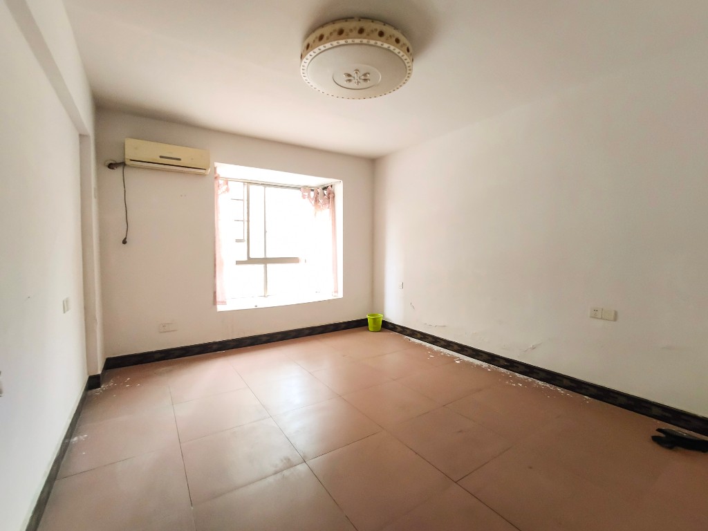 时代广场  3室2厅2卫    70.0万 时代广场  3室2厅2卫    70.0万客厅