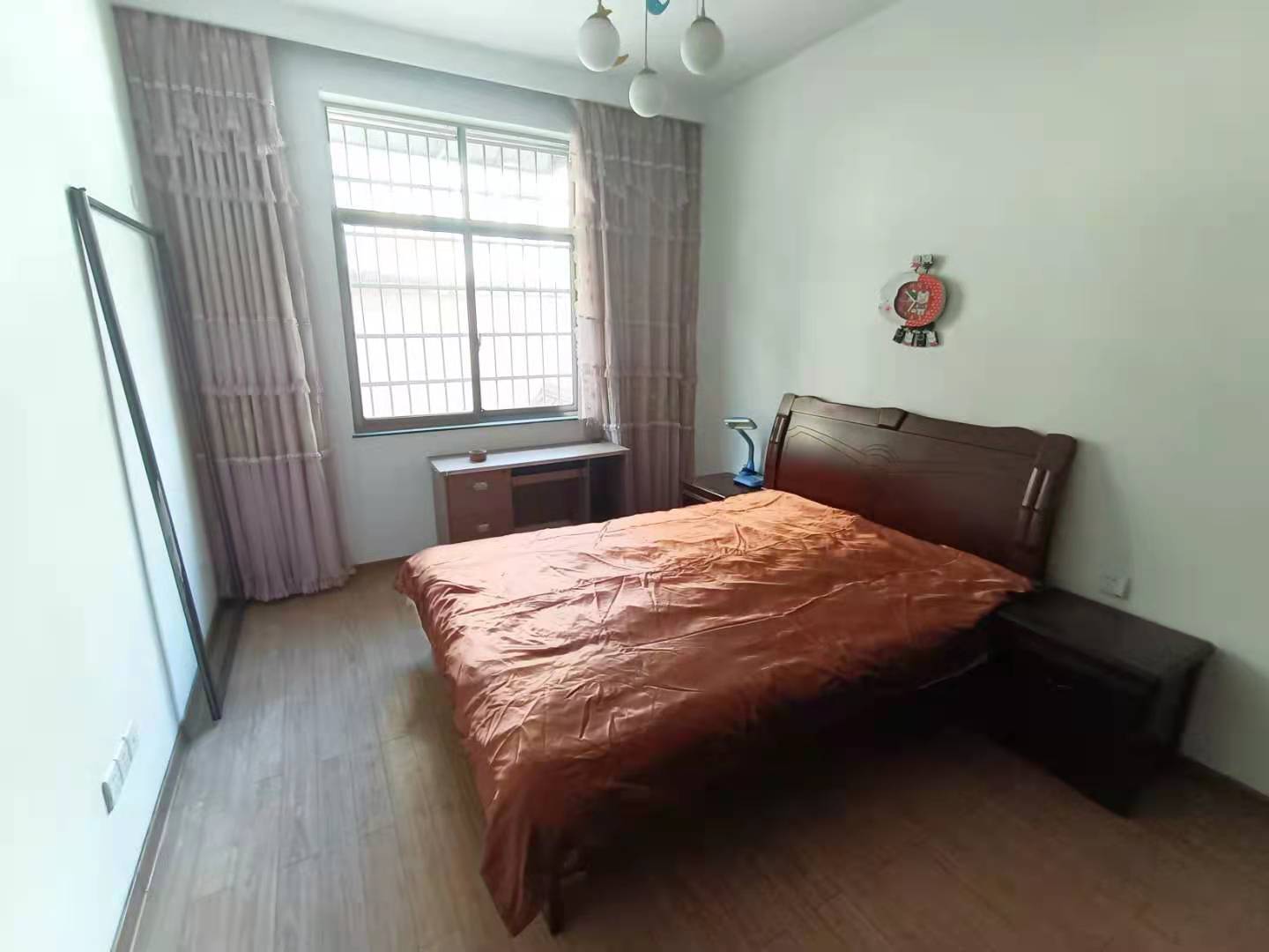 颐园小区  3室2厅2卫    65.0万 颐园小区  3室2厅2卫    65.0万卧室