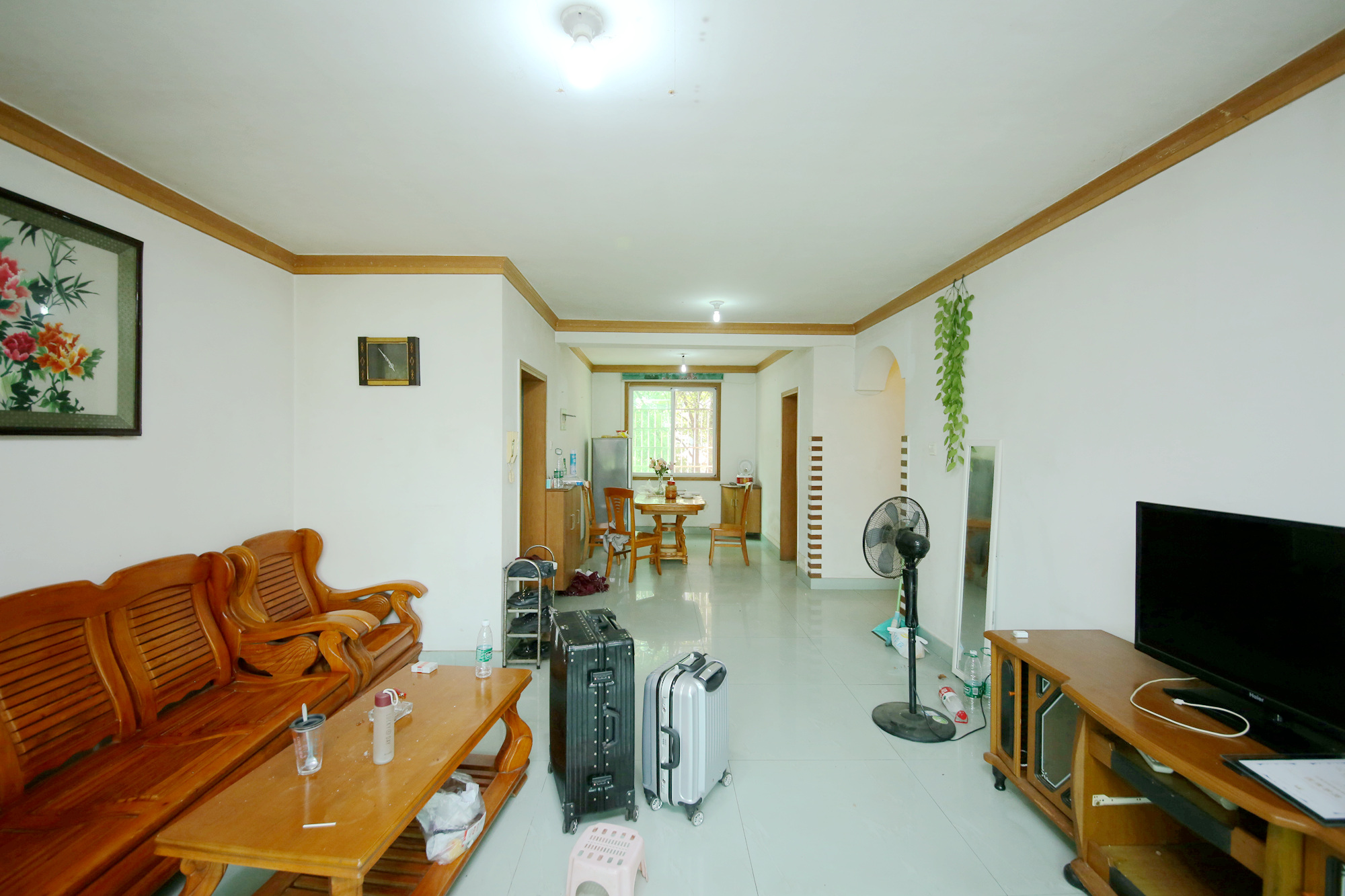古汉城宿舍（同超集团控股公司）  3室2厅2卫    88.88万客厅