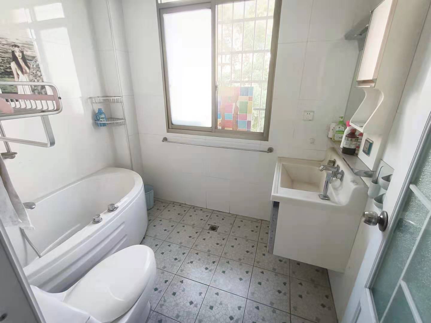 颐园小区  3室2厅2卫    65.0万 颐园小区  3室2厅2卫    65.0万卫生间