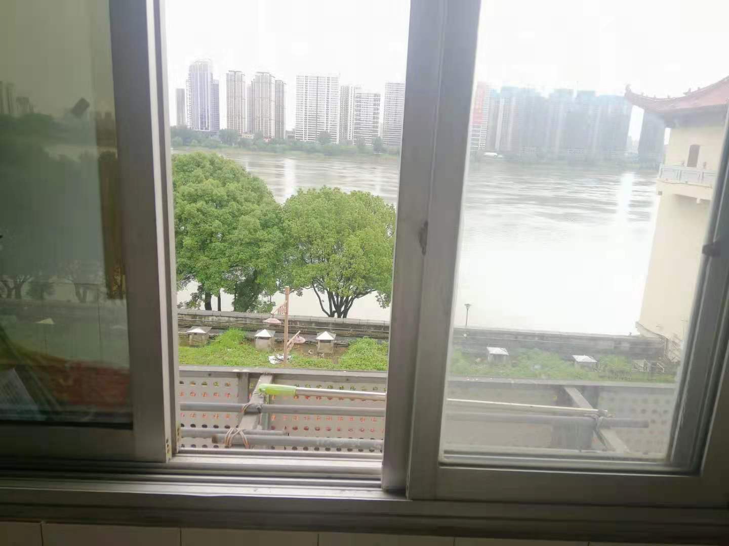 步行街土产公司宿舍 3室2厅2卫 2100.0元/月 步行街土产公司宿舍 3室2厅2卫 2100.0元/月室内图