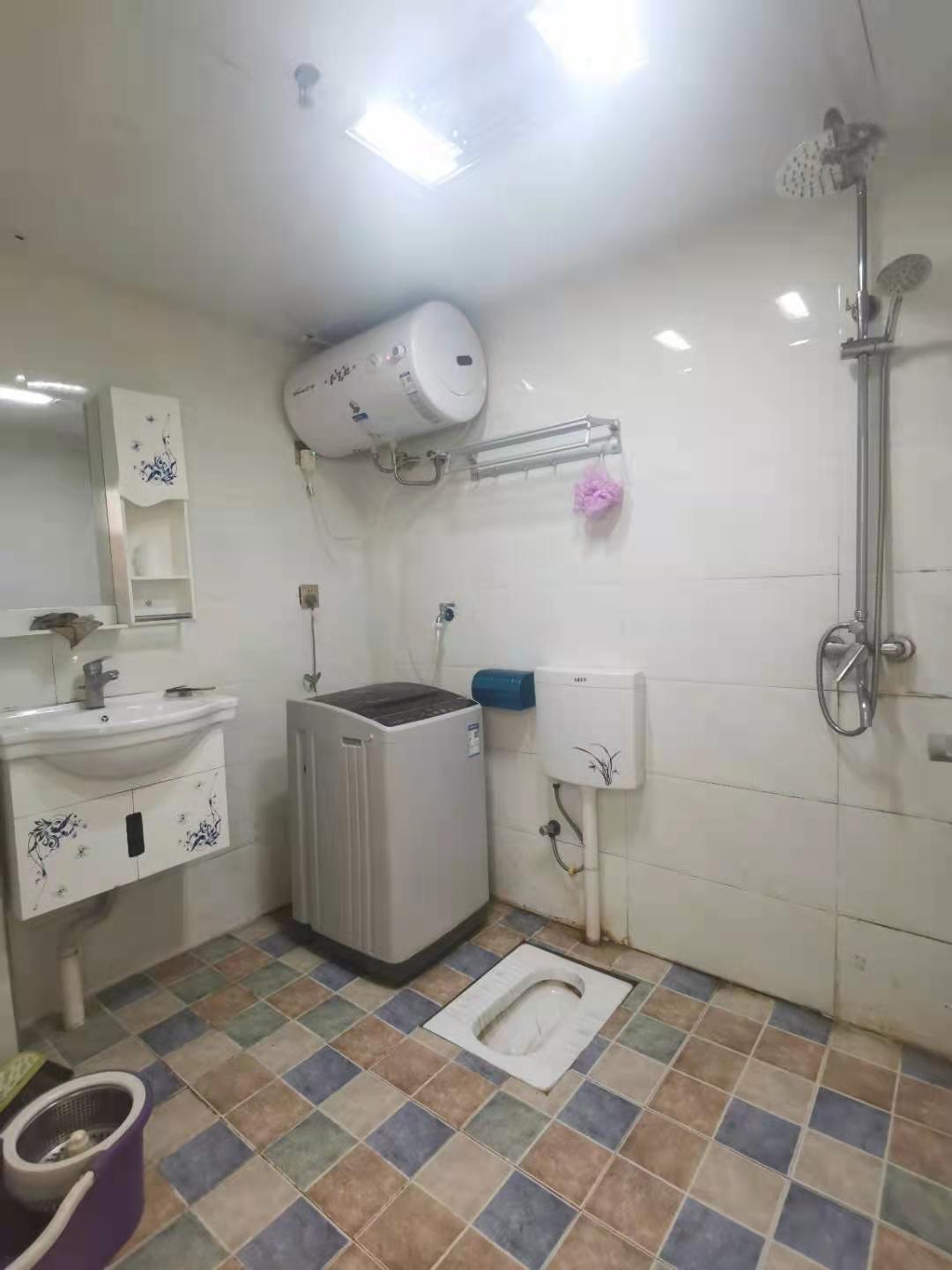 黄金一区  1室1厅1卫    1350.0元/月室内图