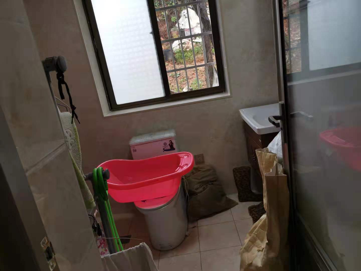 梓山苑小区 3室2厅2卫 82.8万 梓山苑小区 3室2厅2卫 82.8万卫生间