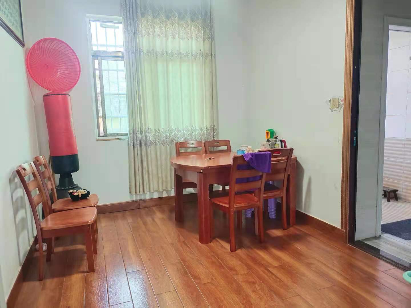 全丰小区  5室2厅3卫    51.8万卧室