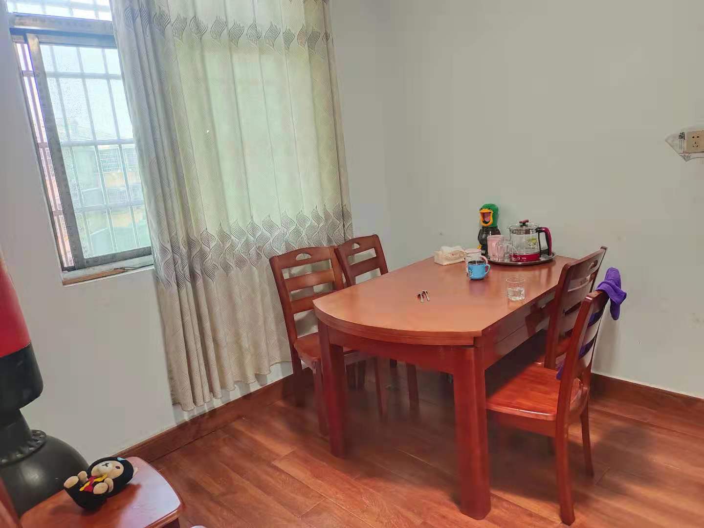 全丰小区  5室2厅3卫    51.8万卧室