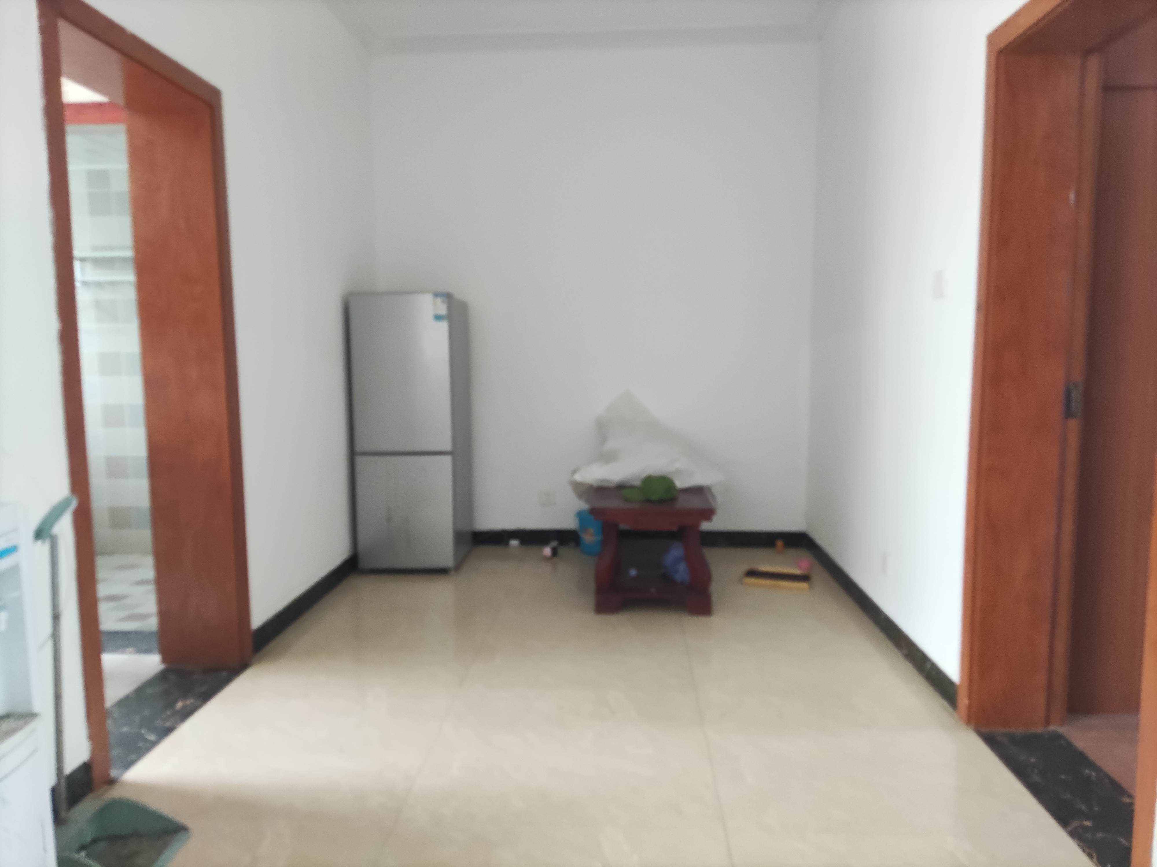 洪源小区 3室2厅1卫 50.0万 洪源小区 3室2厅1卫 50.0万客厅