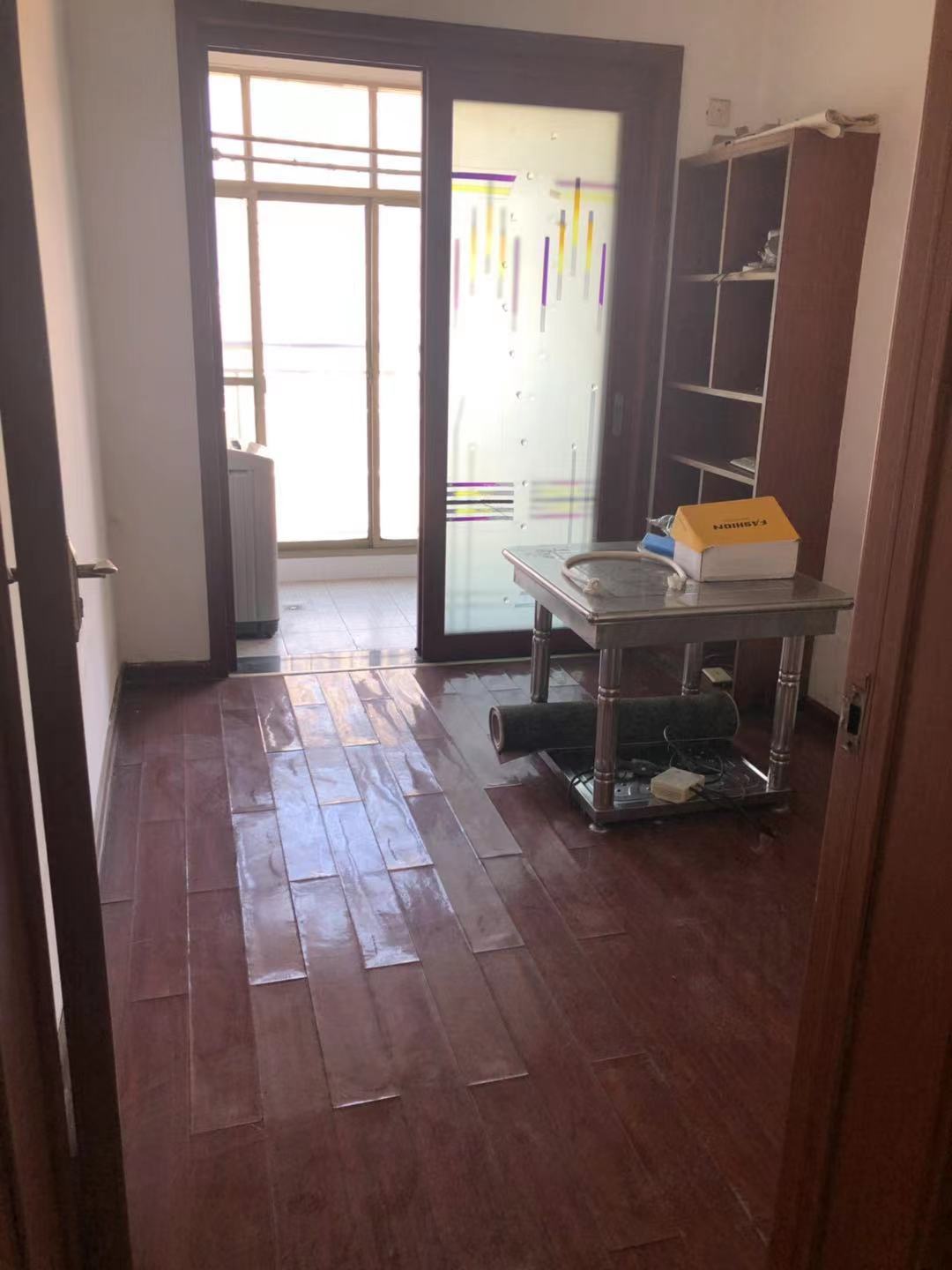 人寿财产保险公司家属楼 4室2厅2卫 1800.0元/月 人寿财产保险公司家属楼 4室2厅2卫 1800.0元/月室内图