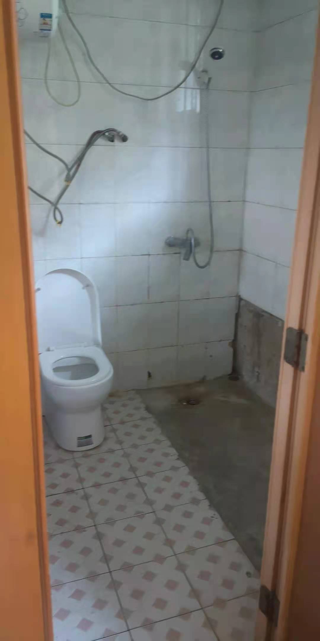 人寿财产保险公司家属楼 4室2厅2卫 1800.0元/月 人寿财产保险公司家属楼 4室2厅2卫 1800.0元/月室内图