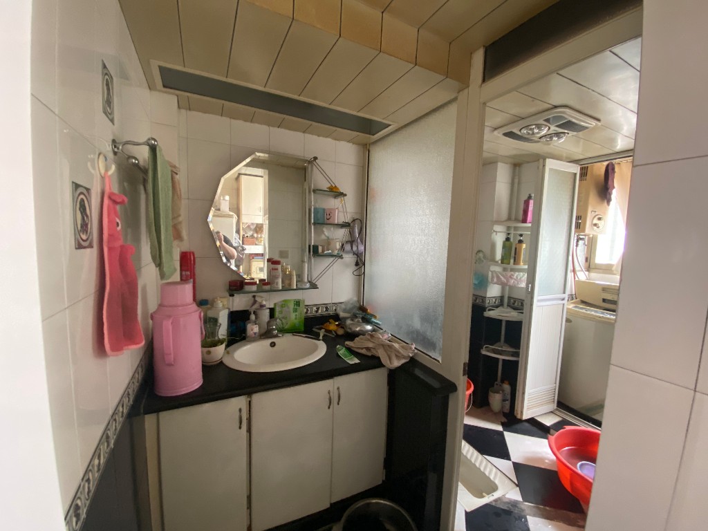 清泉商业街住宅 3室2厅1卫 54.8万 清泉商业街住宅 3室2厅1卫 54.8万卫生间