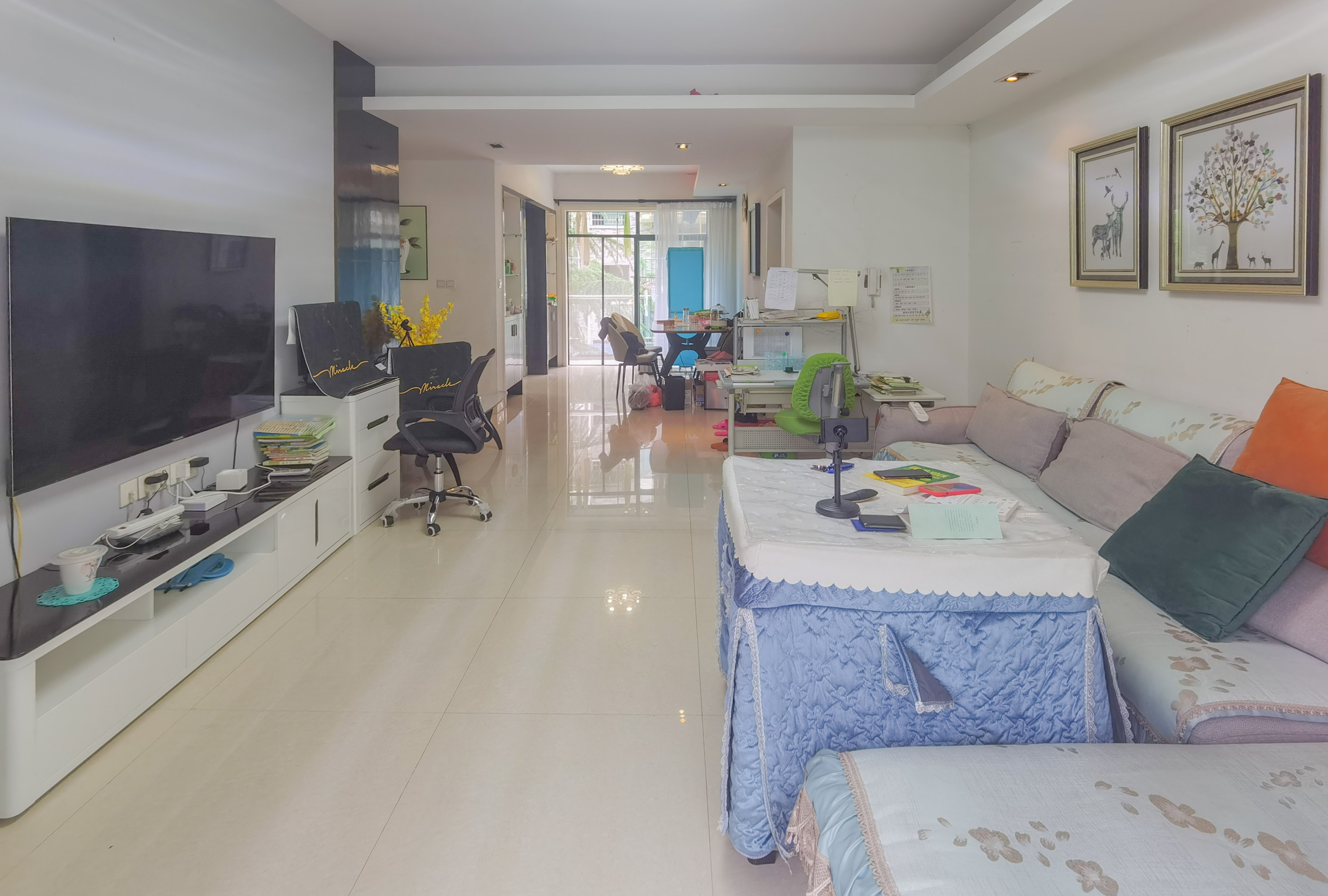 海创明珠花园 3室2厅2卫 89.8万 海创明珠花园 3室2厅2卫 89.8万客厅