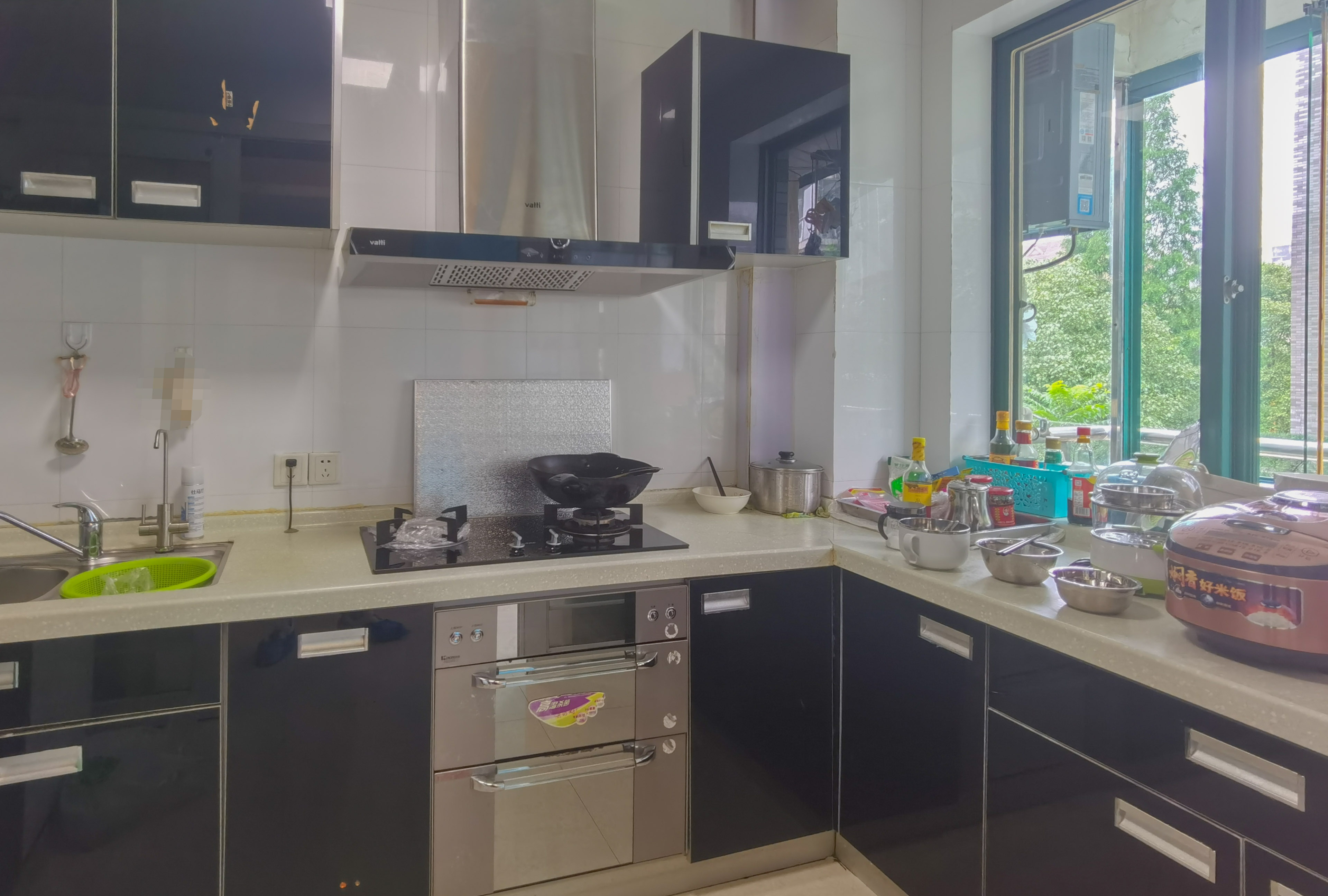 海创明珠花园 3室2厅2卫 89.8万 海创明珠花园 3室2厅2卫 89.8万客厅