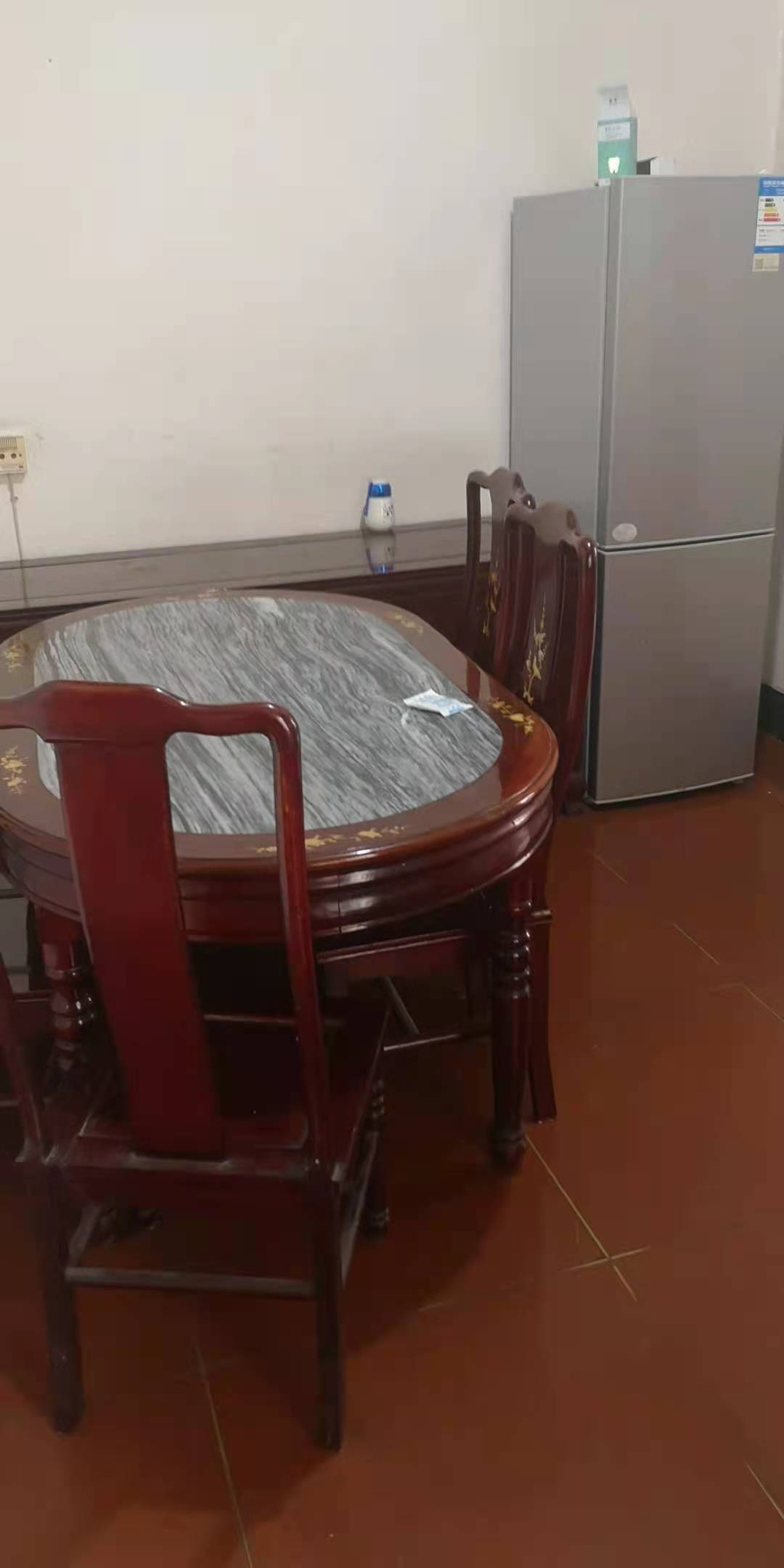 人寿财产保险公司家属楼 4室2厅2卫 1800.0元/月 人寿财产保险公司家属楼 4室2厅2卫 1800.0元/月室内图