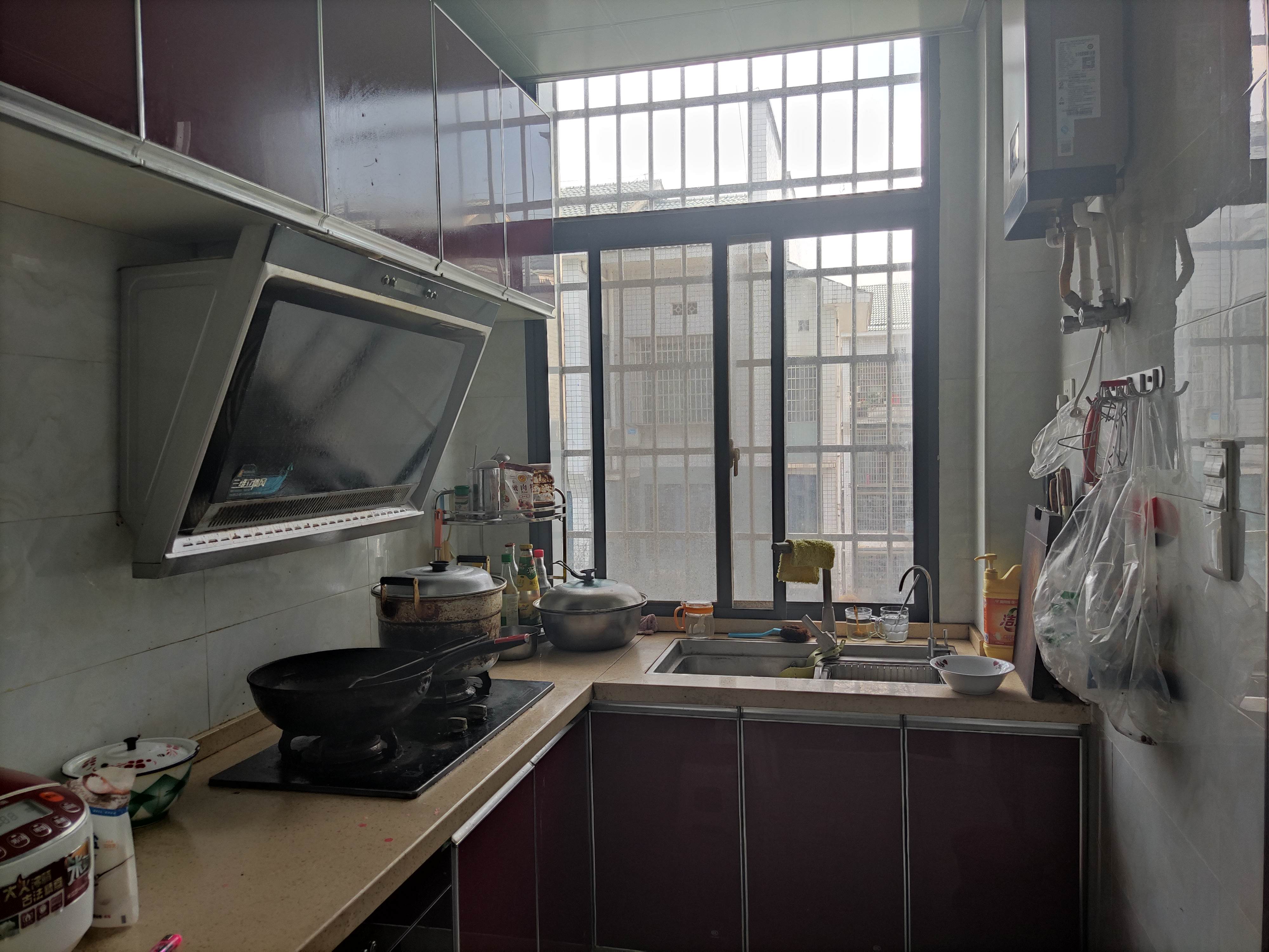 洪源小区  0室0厅0卫    55.8万厨房