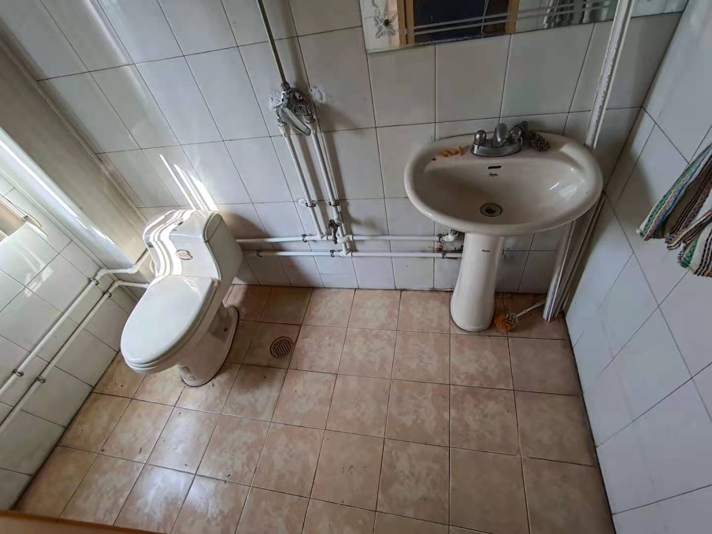 大力新村 4室3厅1卫 60.0万 大力新村 4室3厅1卫 60.0万客厅