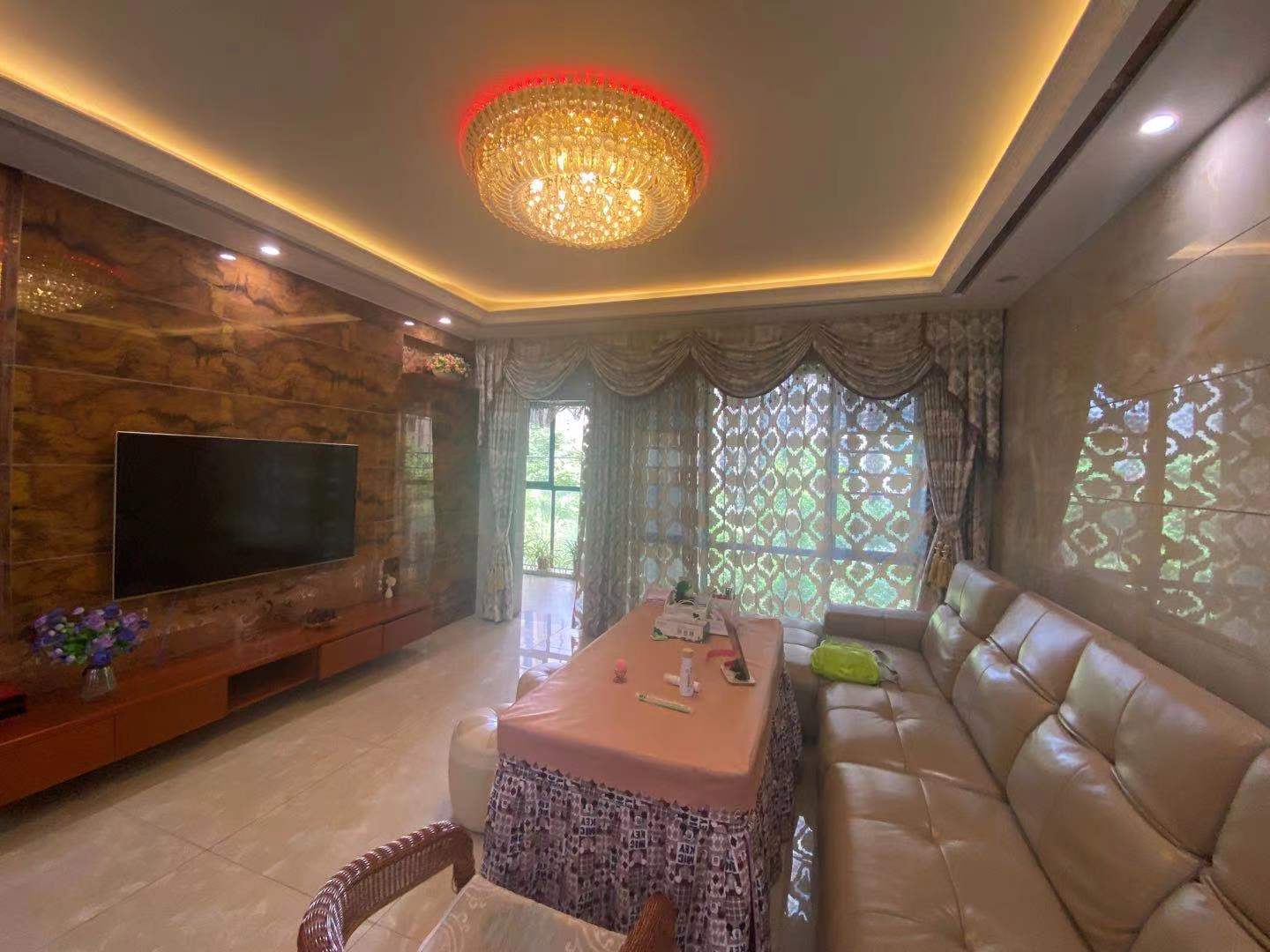 檀香山  4室2厅2卫    115.0万客厅