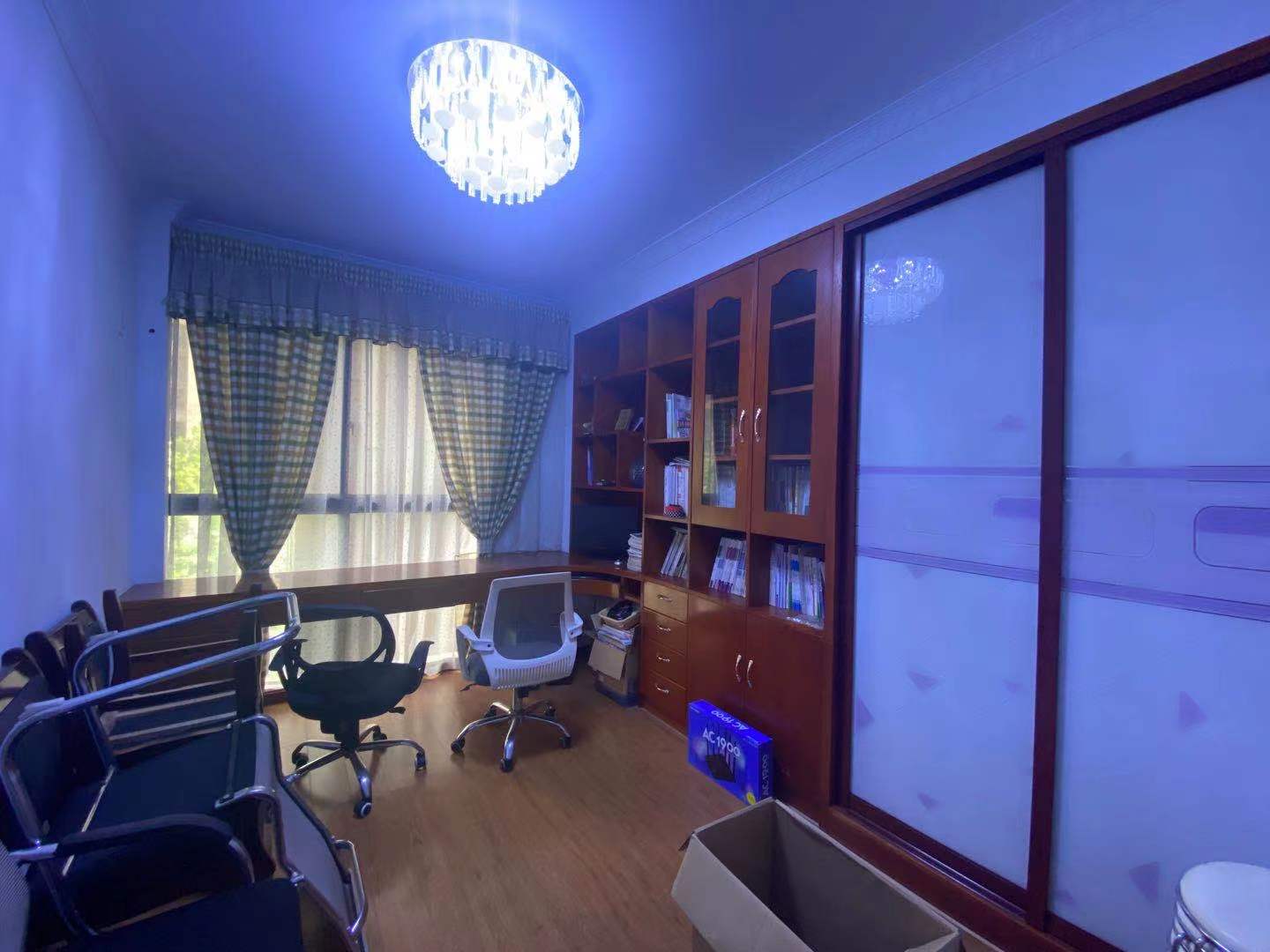 檀香山  4室2厅2卫    115.0万客厅