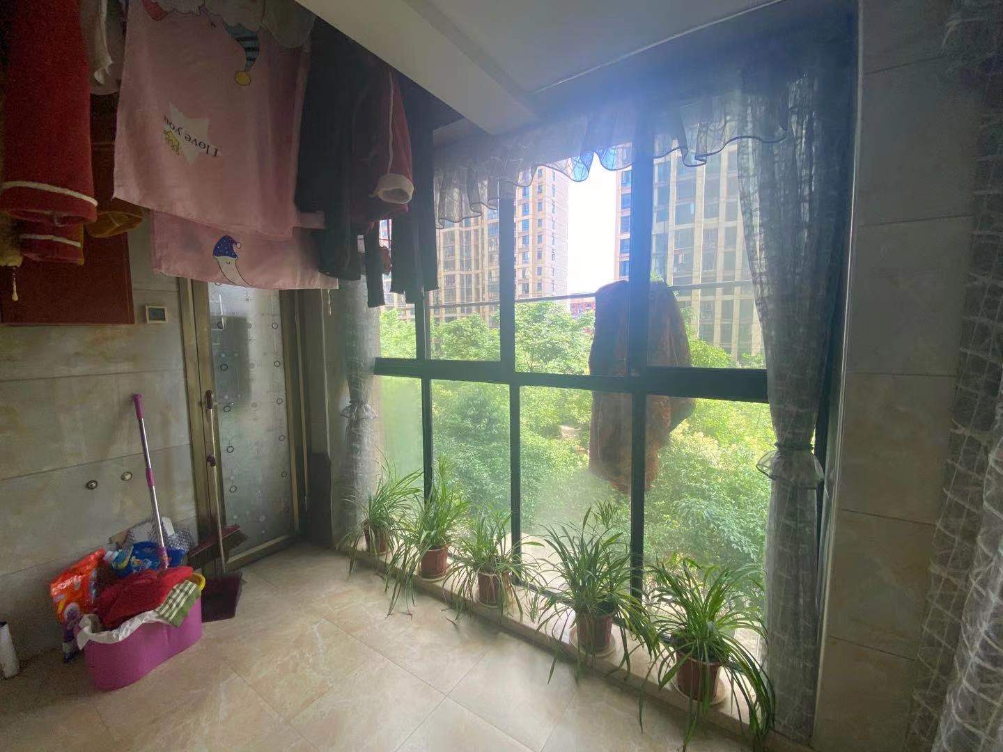 檀香山  4室2厅2卫    115.0万阳台