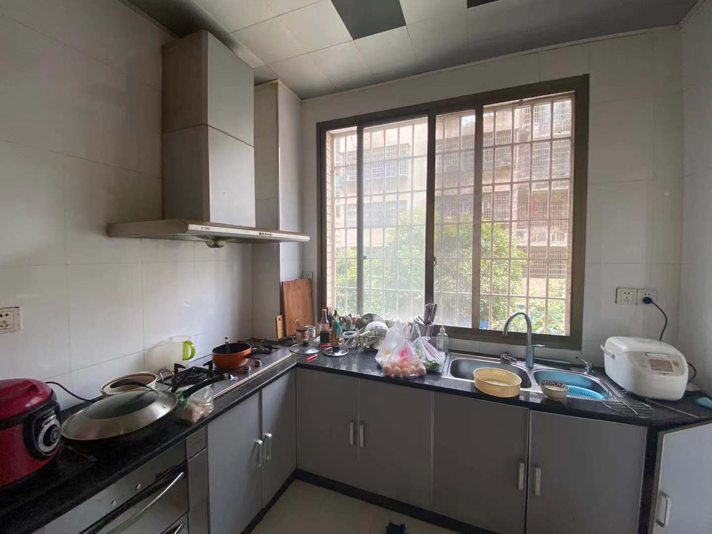 先锋实验学校家属楼 4室2厅2卫 94.8万 先锋实验学校家属楼 4室2厅2卫 94.8万卫生间