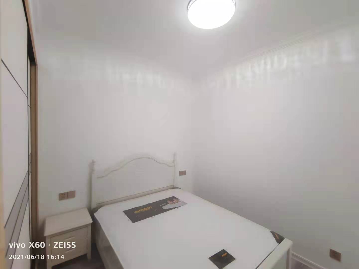 泓鑫中苑  2室2厅1卫   75.00万卧室