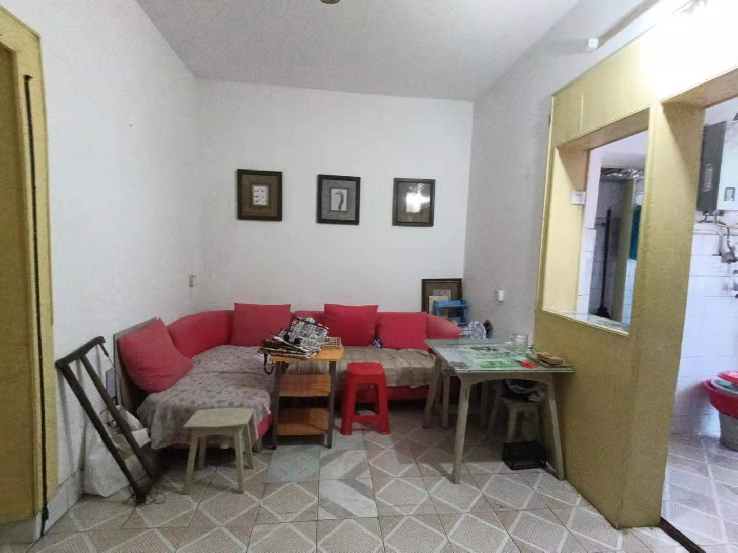 人民中路 3室2厅1卫 33.0万 人民中路 3室2厅1卫 33.0万客厅