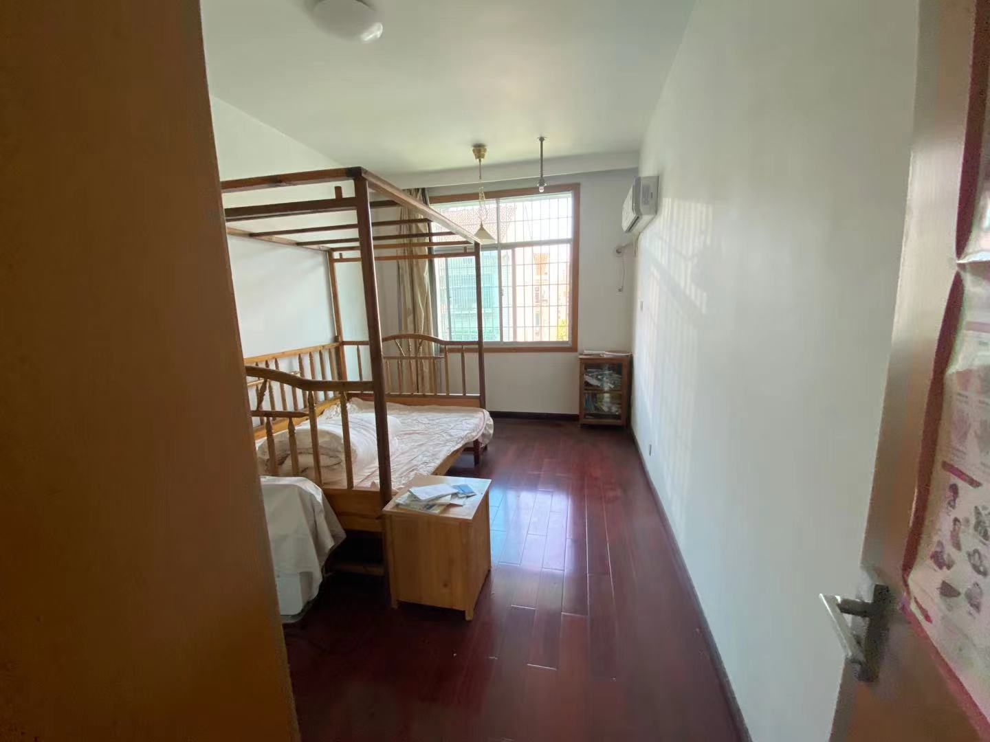 国税局家属院  4室2厅2卫    86.0万 国税局家属院  4室2厅2卫    86.0万卧室