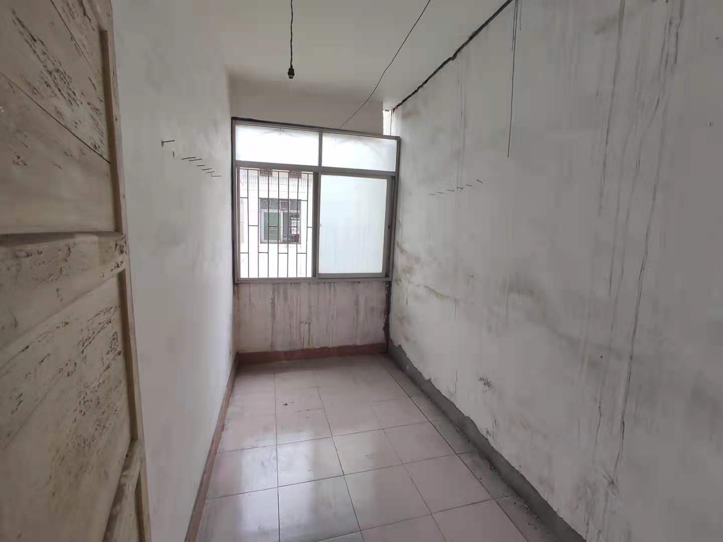 育财农贸市场（民营市场）  4室2厅2卫    65.0万卫生间