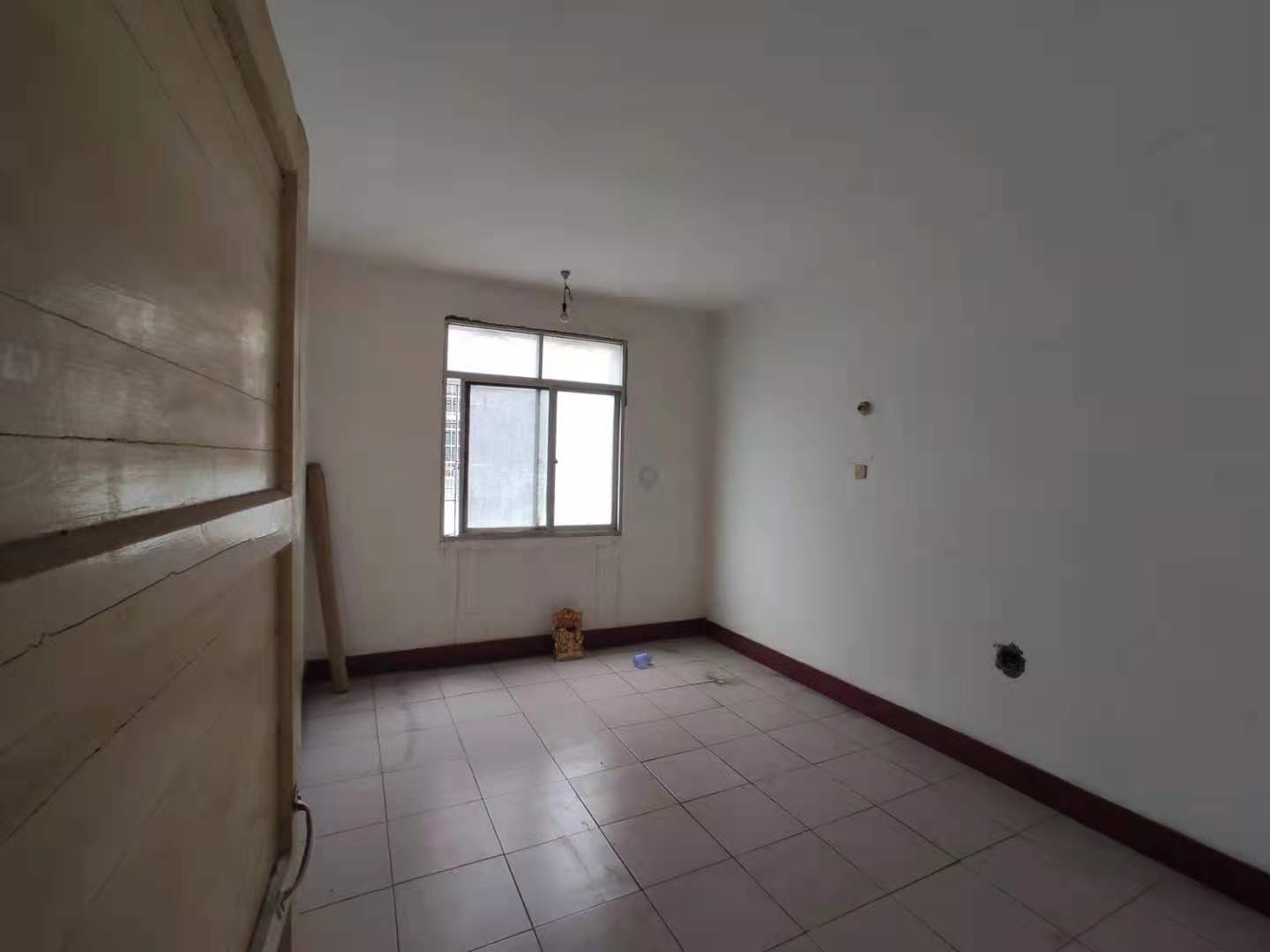 育财农贸市场（民营市场）  4室2厅2卫    65.0万卧室