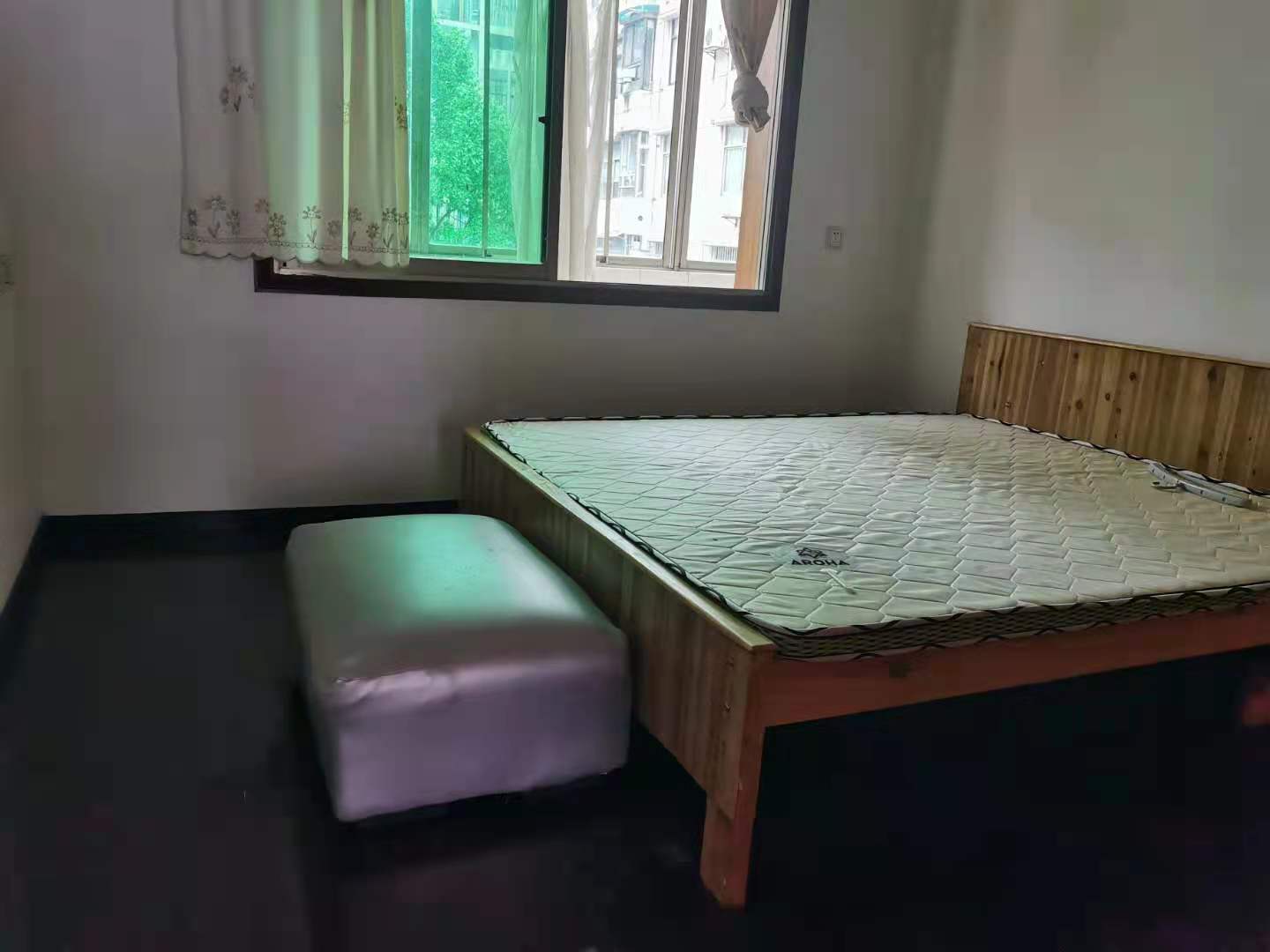 建设银行单位房(海棠社区朝富巷1号)  3室2厅1卫    1200.0元/月 建设银行单位房(海棠社区朝富巷1号)  3室2厅1卫    1200.0元/月室内图