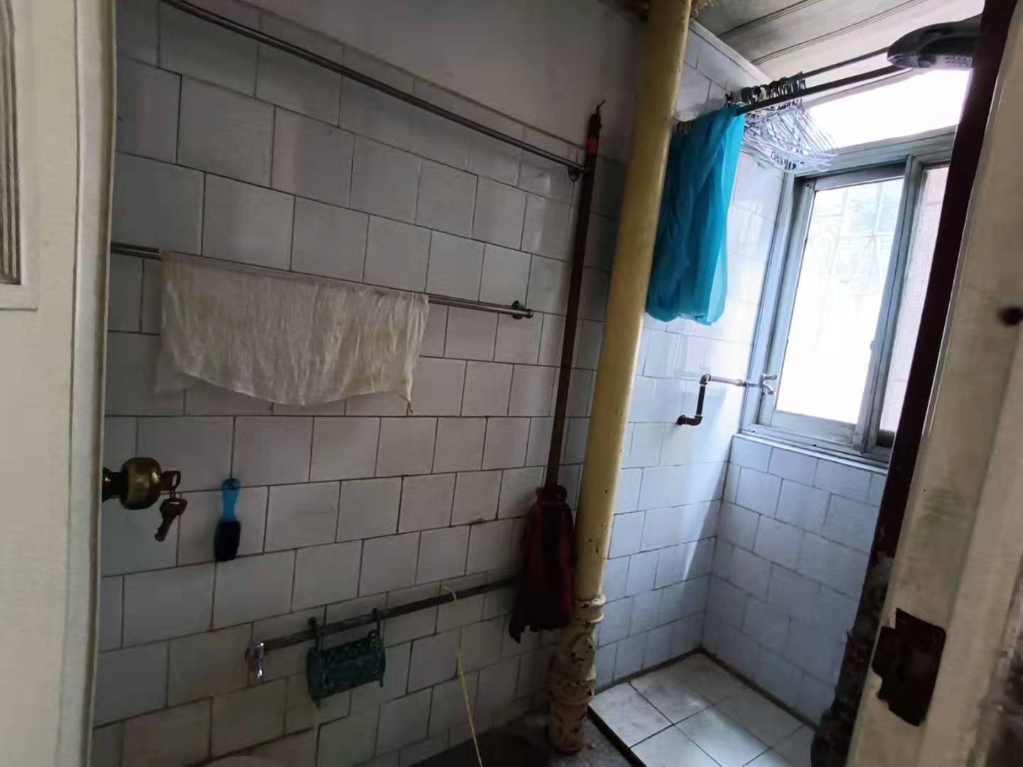 人民中路 3室2厅1卫 33.0万 人民中路 3室2厅1卫 33.0万客厅