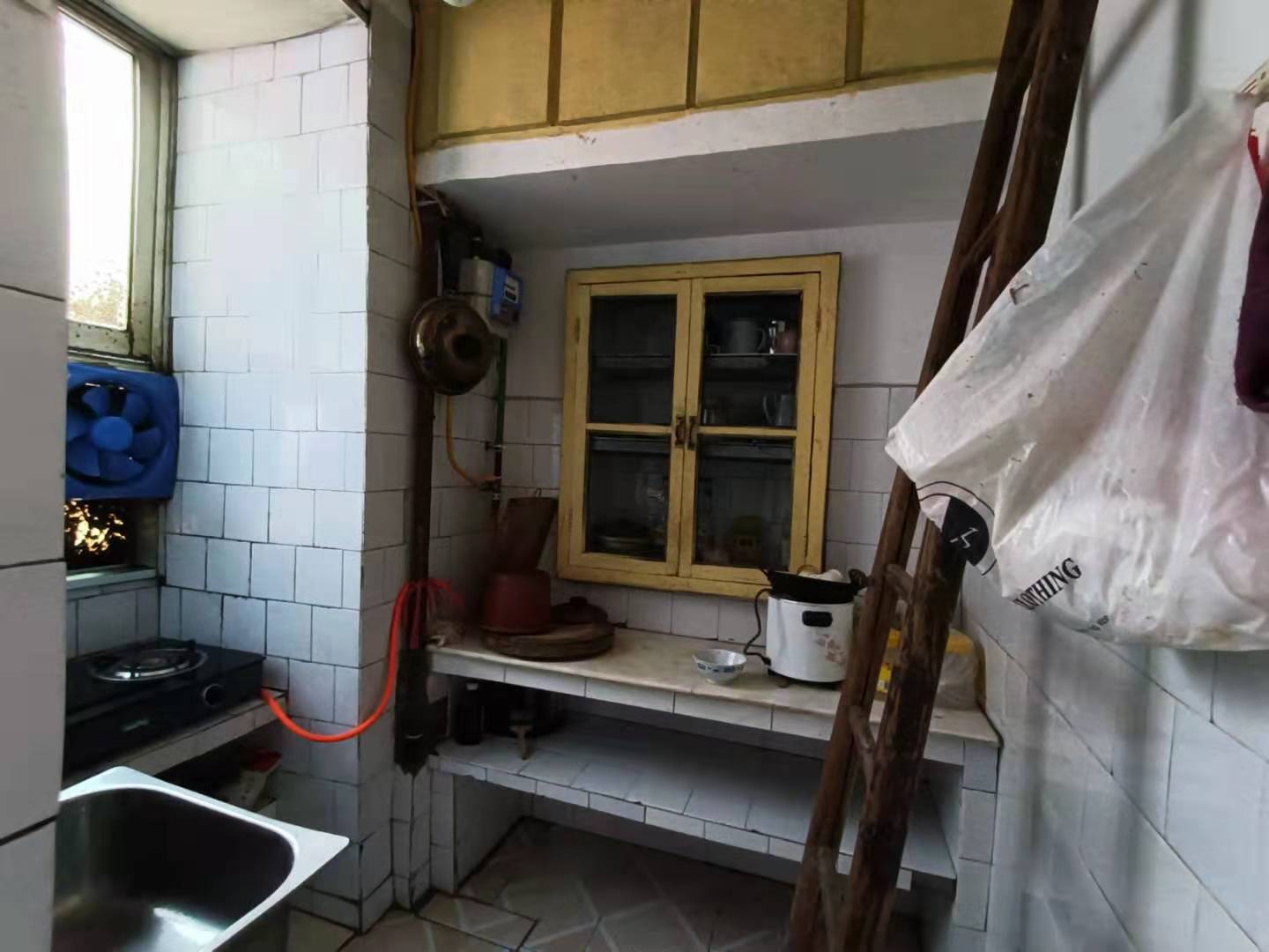 人民中路 3室2厅1卫 33.0万 人民中路 3室2厅1卫 33.0万客厅