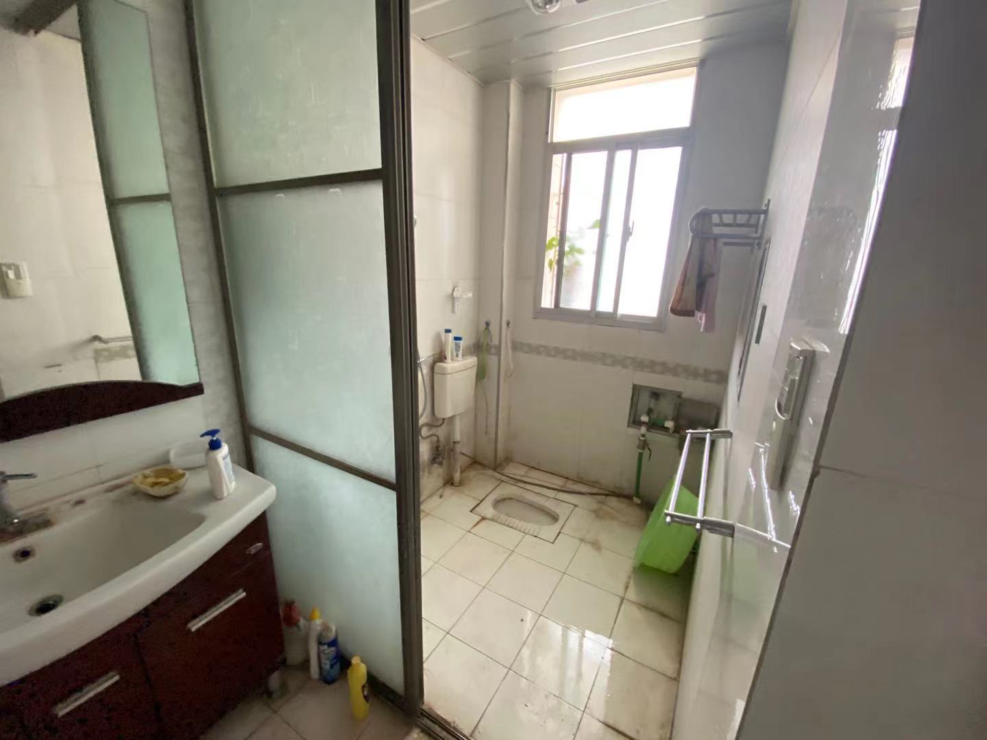 国税局家属院  4室2厅2卫    86.0万 国税局家属院  4室2厅2卫    86.0万卫生间