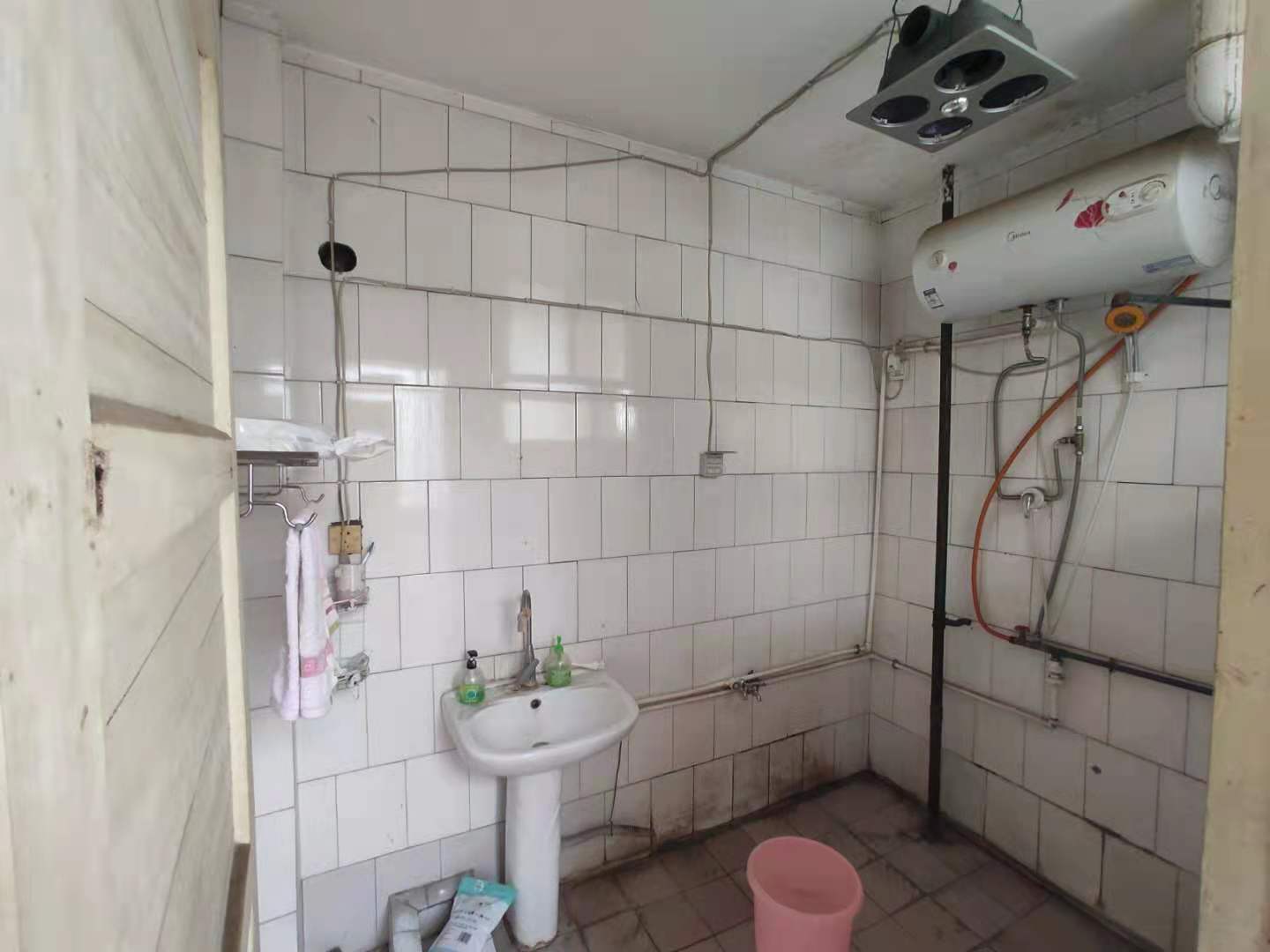 育财农贸市场（民营市场）  4室2厅2卫    65.0万卫生间