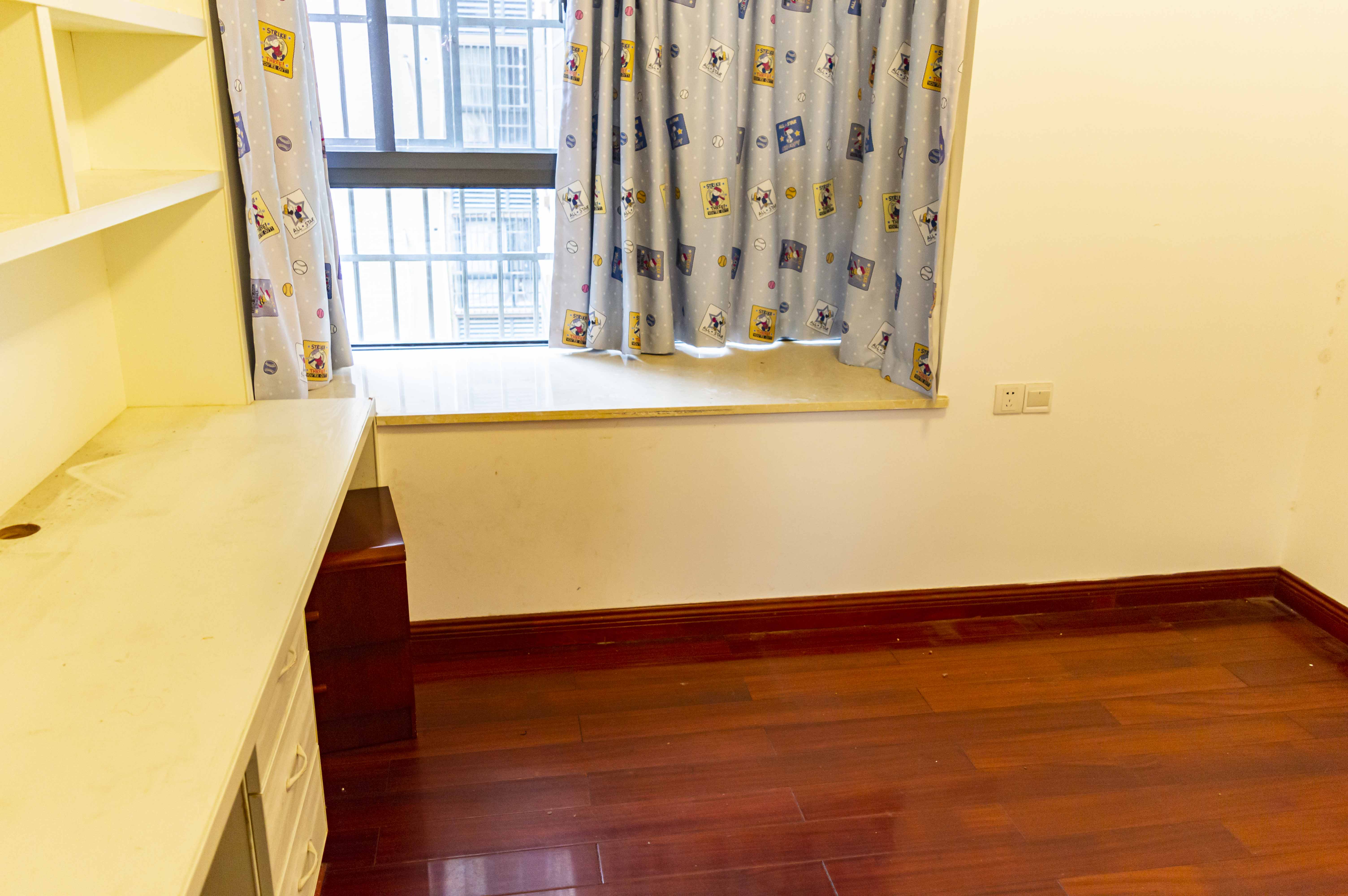 滨江花园  3室2厅1卫    65.0万 滨江花园  3室2厅1卫    65.0万客厅